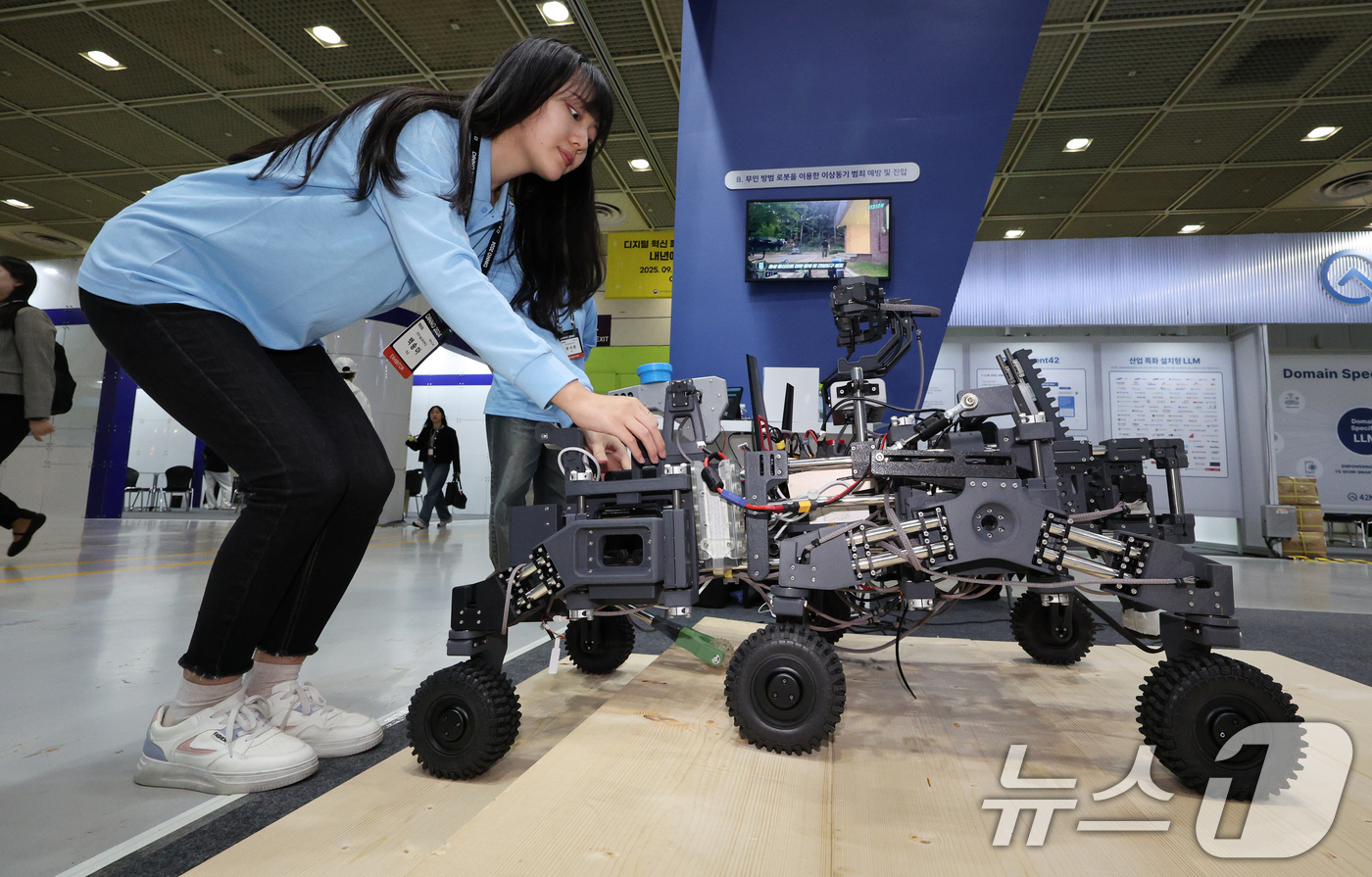 (서울=뉴스1) 장수영 기자 = 한국기술교육대 학생이 10일 오후 서울 강남구 코엑스에서 열린 디지털 혁신 페스타 2024에서 무인방범로봇을 시연하고 있다. 2024.10.10/뉴 …