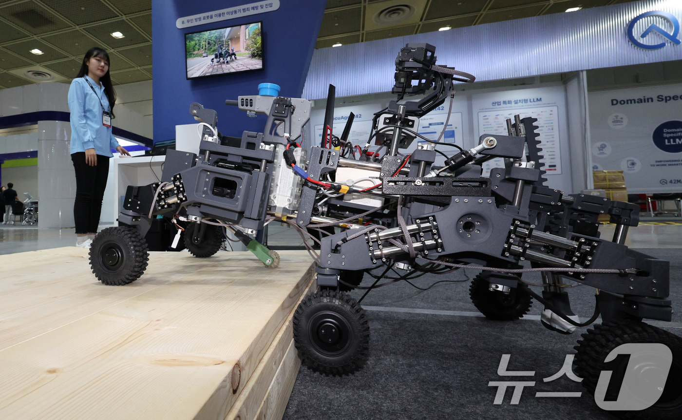 (서울=뉴스1) 장수영 기자 = 한국기술교육대 학생이 10일 오후 서울 강남구 코엑스에서 열린 디지털 혁신 페스타 2024에서 무인방범로봇을 시연하고 있다. 2024.10.10/뉴 …