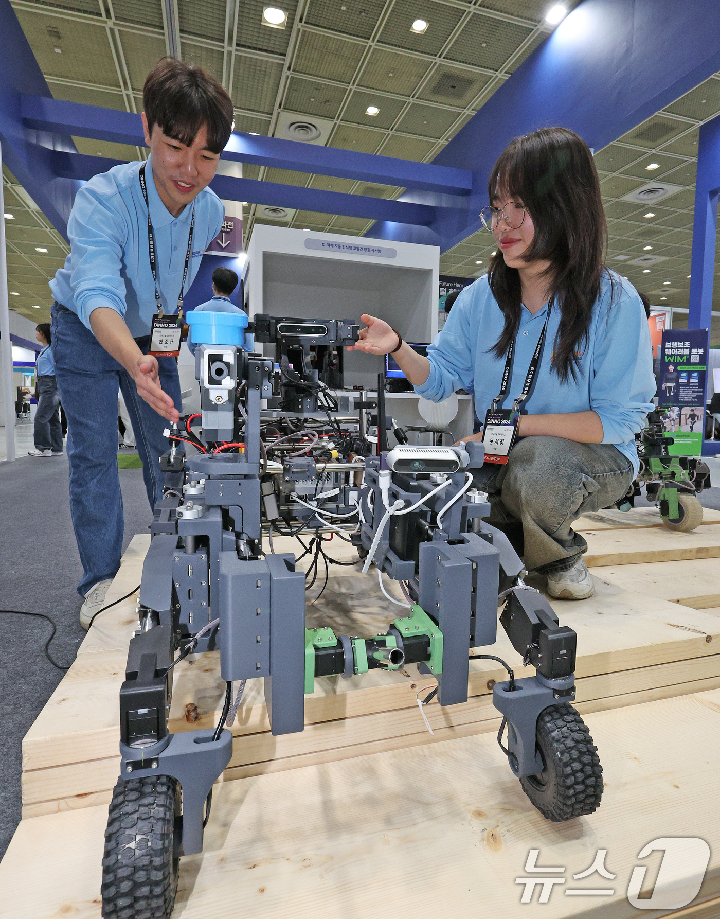 (서울=뉴스1) 장수영 기자 = 한국기술교육대 학생이 10일 오후 서울 강남구 코엑스에서 열린 디지털 혁신 페스타 2024에서 무인방범로봇을 시연하고 있다. 2024.10.10/뉴 …