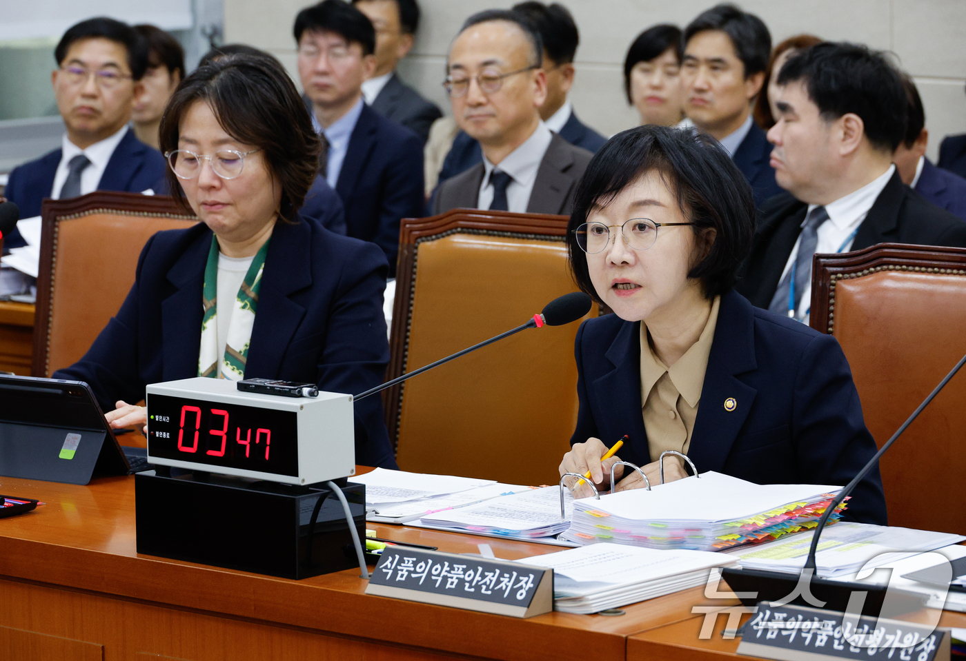 (서울=뉴스1) 안은나 기자 = 오유경 식품의약품안전처장이 10일 오후 서울 여의도 국회 보건복지위원회에서 열린 식품의약품안전처 등 국정감사에서 의원 질의에 답하고 있다. 2024 …