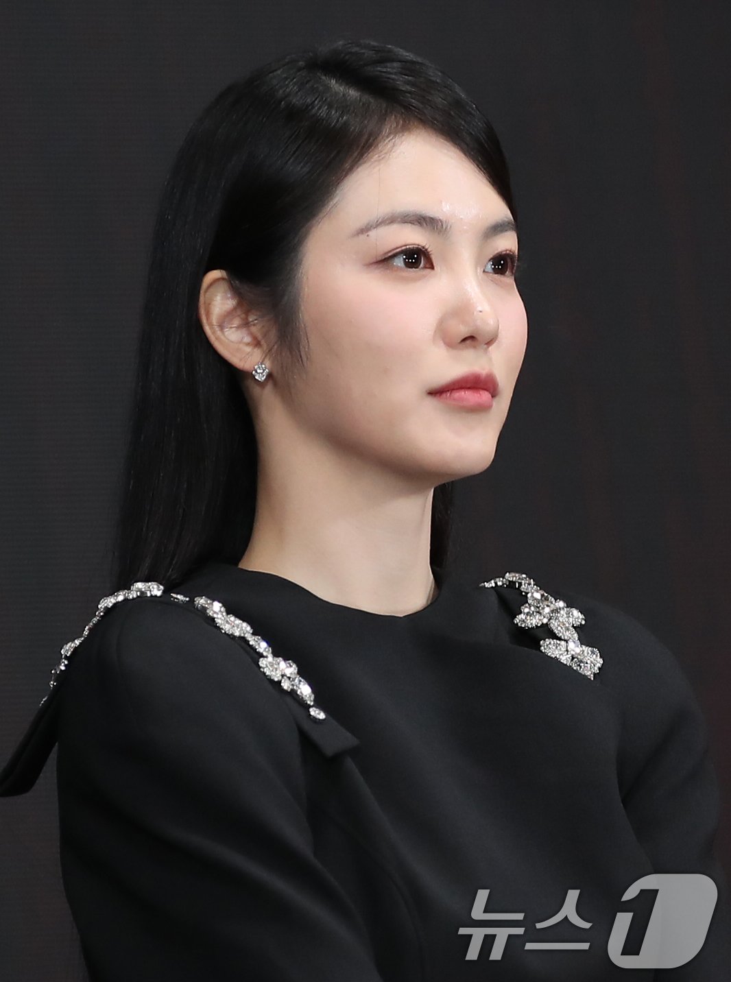 본문 이미지 - 배우 신예은이 10일 서울 영등포구 콘래드 서울 호텔에서 열린 tvN 새 토일드라마 '정년이' 제작발표회에서 포즈를 취하고 있다. '정년이'는 1950년대 한국전쟁 후 최고의 국극 배우에 도전하는 '타고난 소리 천재' 정년이(김태리 분)를 둘러싼 경쟁과 연대, 그리고 찬란한 성장기를 그리는 드라마다. 2024.10.10/뉴스1 ⓒ News1 권현진 기자