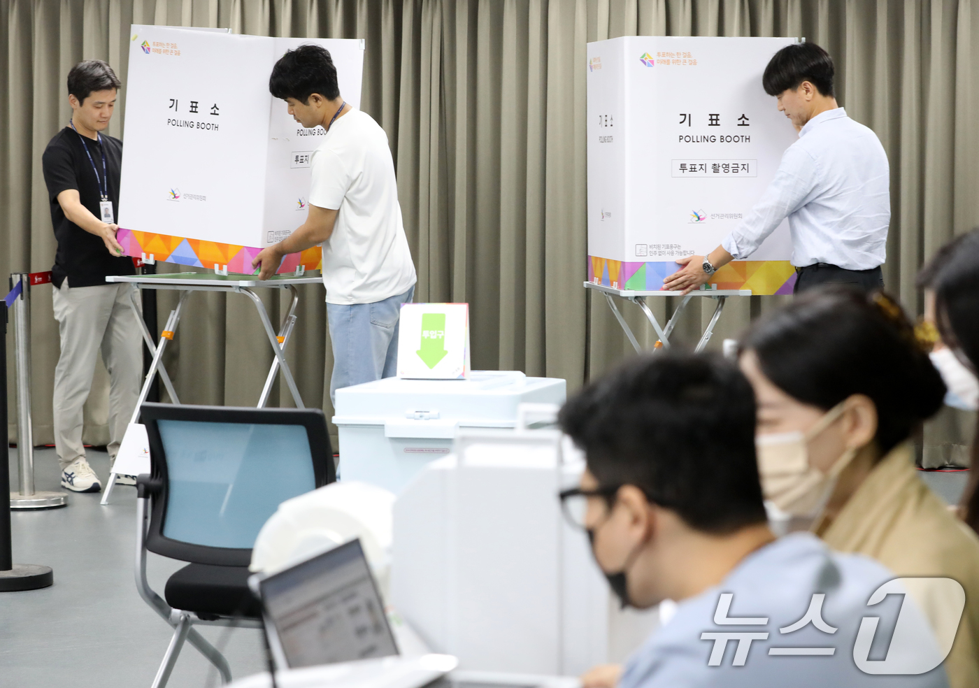 (부산=뉴스1) 윤일지 기자 = 10·16 재보궐선거 사전투표를 하루 앞둔 10일 오후 부산 금정구 서3동행정복지센터 4층 다목적홀에 사전투표소가 설치되고 있다. 2024.10.1 …