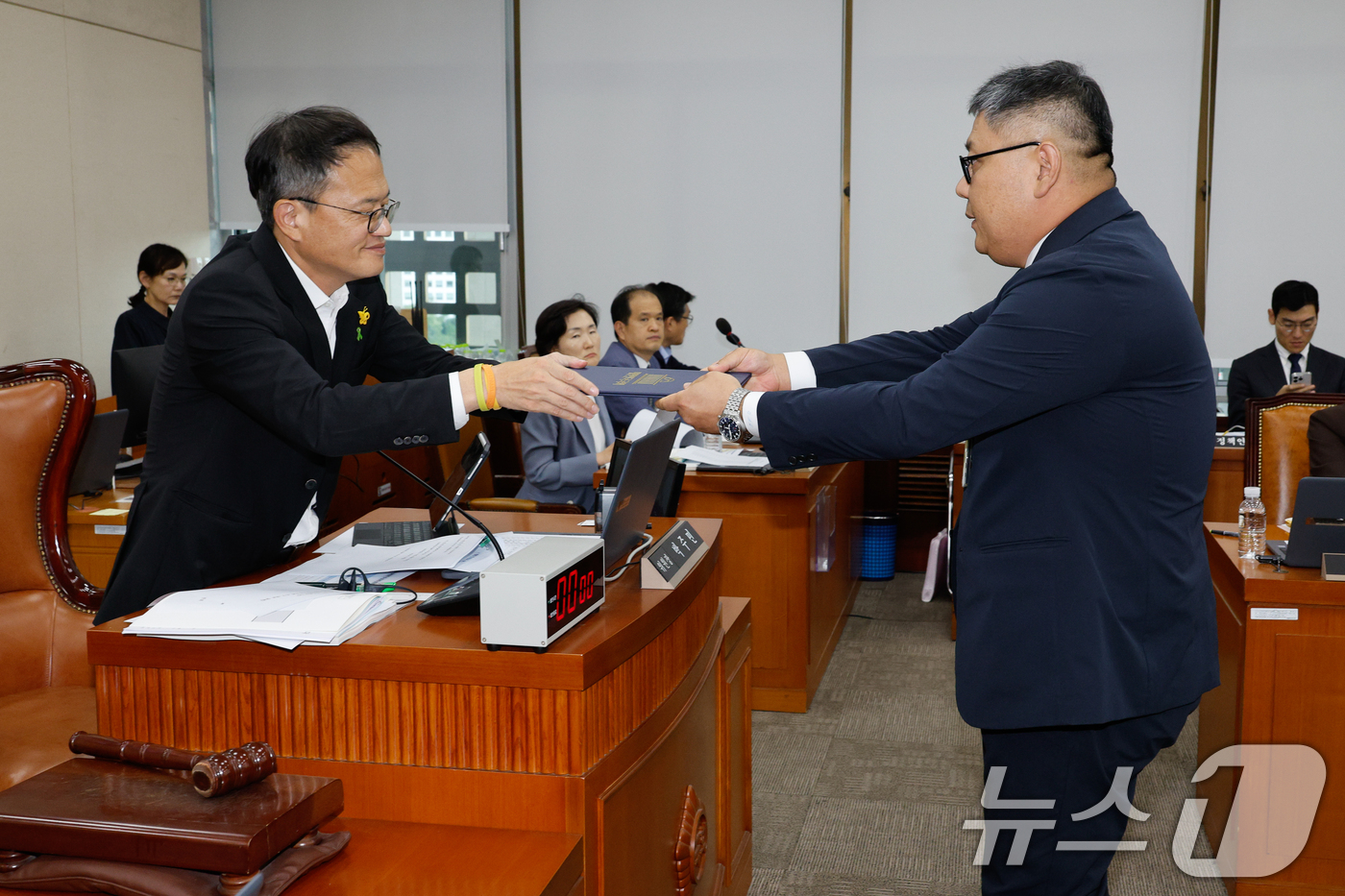 (서울=뉴스1) 안은나 기자 = 조민수 코스트코 코리아 대표가 10일 오후 서울 여의도 국회 보건복지위원회에서 열린 식품의약품안전처 등 국정감사에서 증인 선서를 한 뒤 박주민 위원 …