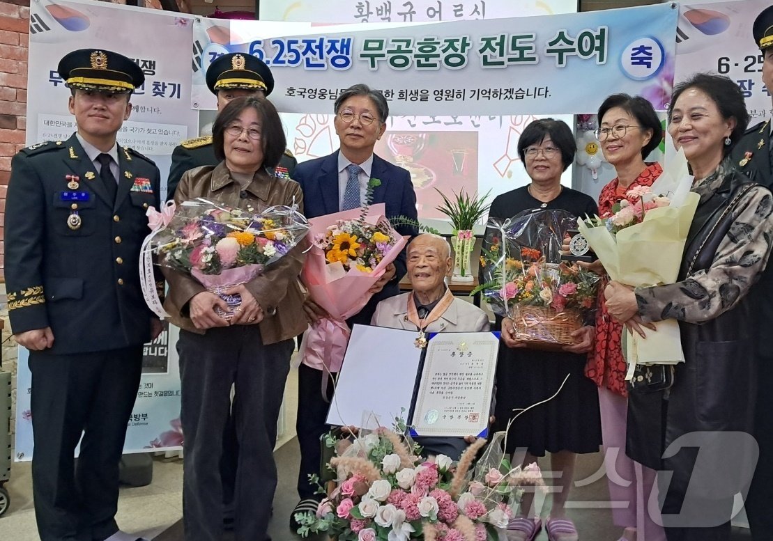 10일 대전 서구 변동 샤론주간보호센터에서 충무무공훈장을 받은 황백규 예비역 소령이 육군 관계자들 및 자녀들과 기념촬영을 하고 있다. 2024.10.10 /뉴스1 ⓒNews1 최일 기자