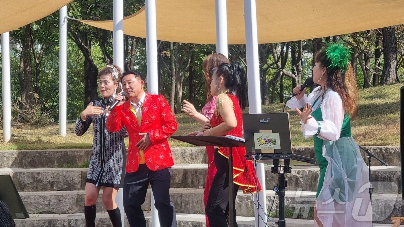 본문 이미지 - 서철모 대전 서구청장(왼쪽 두 번째)이 10일 사랑의 밥차 행사에서 트로트를 부르고 있다.2024.10.10/뉴스1 ⓒ News1 김태진 기자