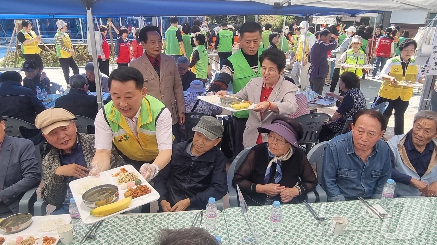 본문 이미지 - 서철모 대전 서구청장이 사랑의 밥차 행사에서 배식 봉사를 하고 있다. 2024.10.10 /뉴스1 ⓒNews1 김태진 기자