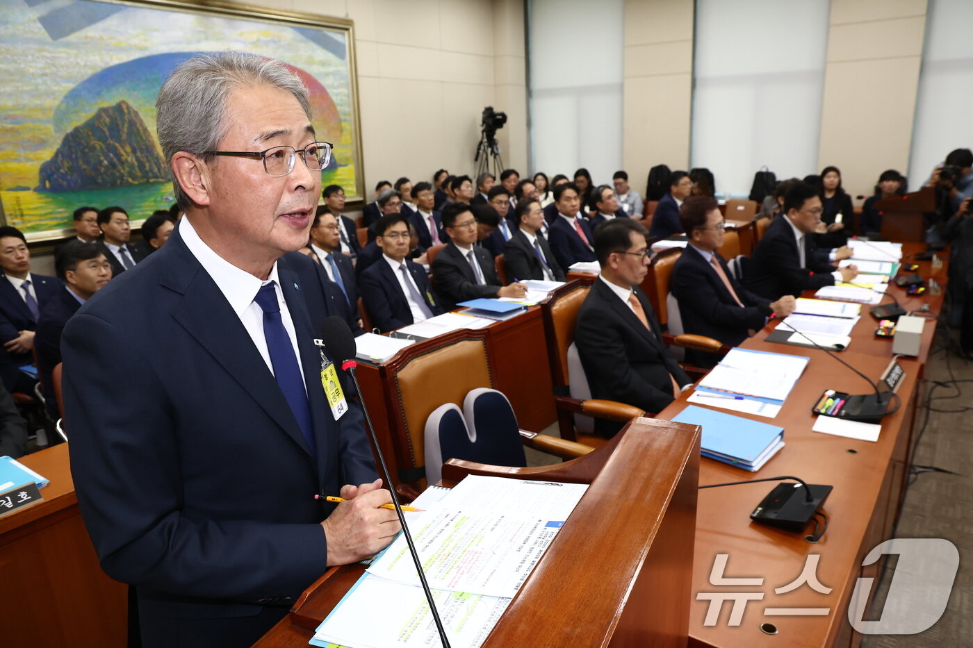 본문 이미지 - 임종룡 우리금융그룹 회장이 10일 오후 서울 여의도 국회 정무위원회에서 열린 금융위원회·한국산업은행·중소기업은행에 대한 국정감사에서 질의에 답변하고 있다. 2024.10.10/뉴스1 ⓒ News1 김민지 기자