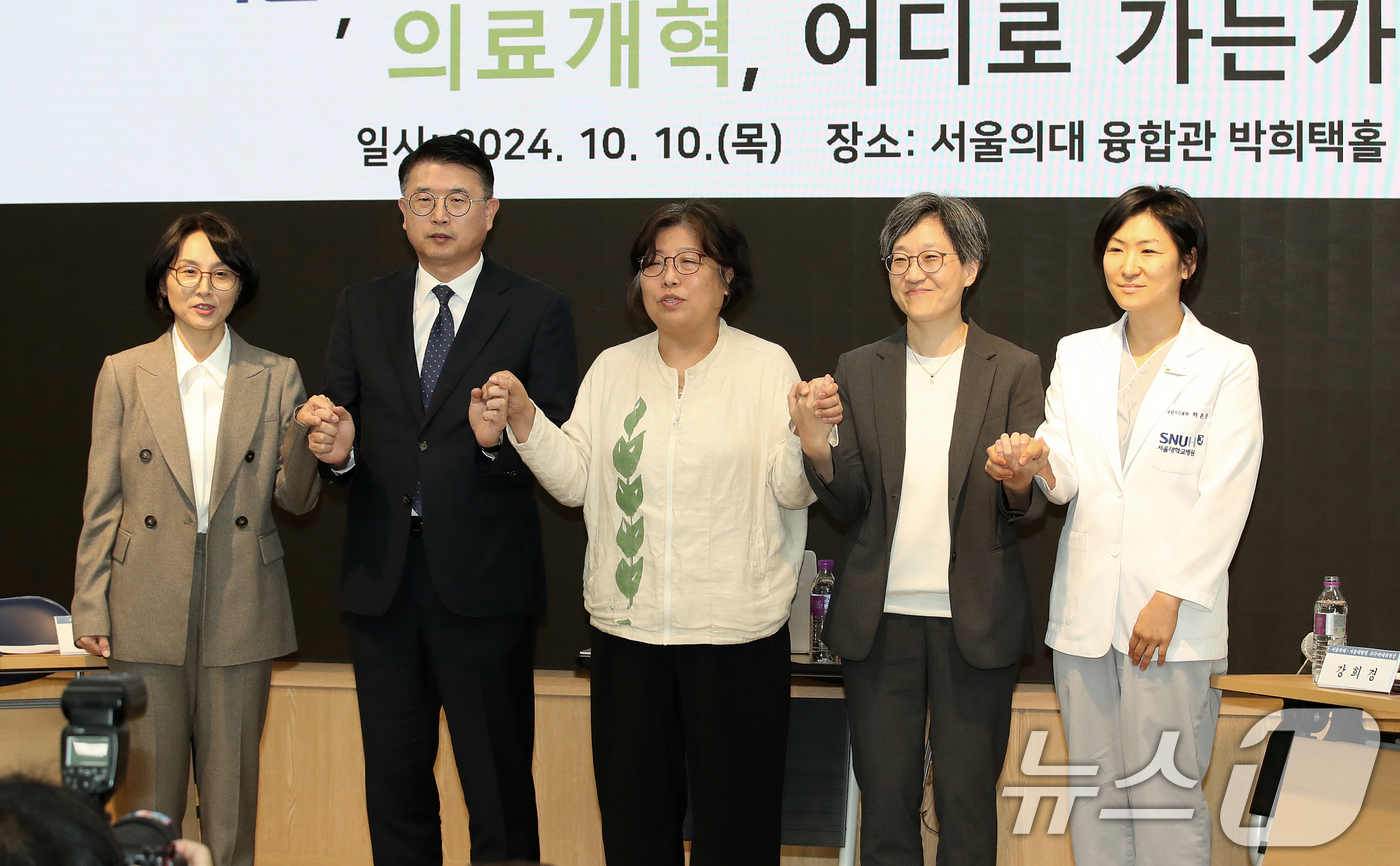 (서울=뉴스1) 오대일 기자 = 10일 서울 종로구 서울대학교 의과대학 융합관에서 열린 서울의대 교수 비대위·보건복지부 주최 ‘의료개혁, 어디로 가는가‘ 토론회에서 장상윤 대통령실 …