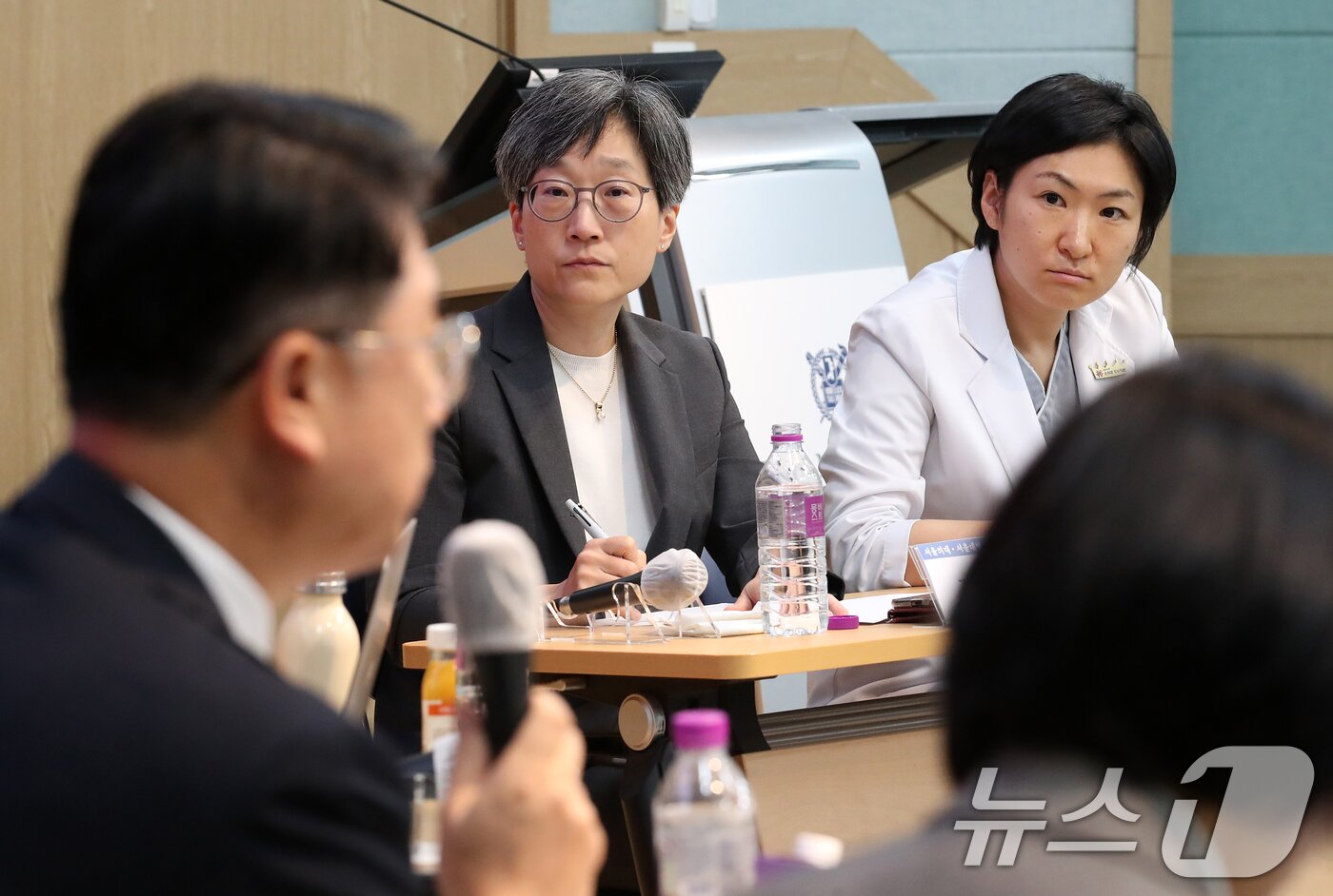 본문 이미지 - 10일 서울 종로구 서울대학교 의과대학 융합관에서 열린 서울의대 교수 비대위·보건복지부 주최 ‘의료개혁, 어디로 가는가‘ 토론회에서 강희경 서울의대·병원 교수 비대위원장과 하은진 서울의대·병원 교수 비대위원이 장상윤 대통령실 사회수석의 발언을 경청하고 있다. 2024.10.10/뉴스1 ⓒ News1 오대일 기자