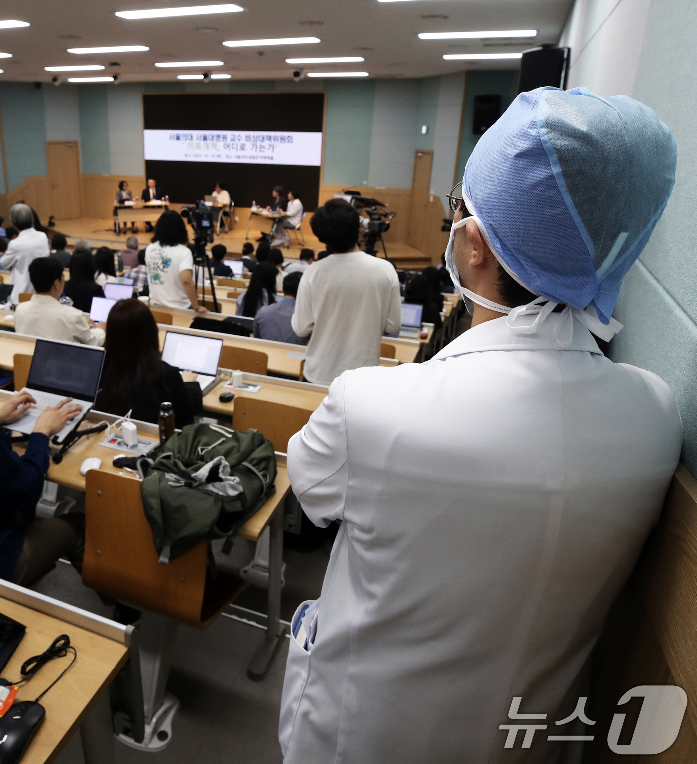 (서울=뉴스1) 오대일 기자 = 10일 서울 종로구 서울대학교 의과대학 융합관에서 열린 서울의대 교수 비대위·보건복지부 주최 ‘의료개혁, 어디로 가는가‘ 토론회에서 의료진이 패널들 …