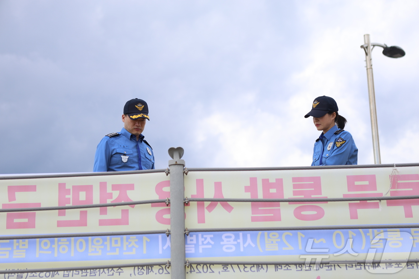 (속초=뉴스1) 윤왕근 기자 = 이우수 속초해양경찰서장이 가을철 성어기를 맞은 10일 강원 고성군 문암2리 일대 어항을 방문해 낚시어선 안전관리를 점검하고 있다.(속초해경 제공) …