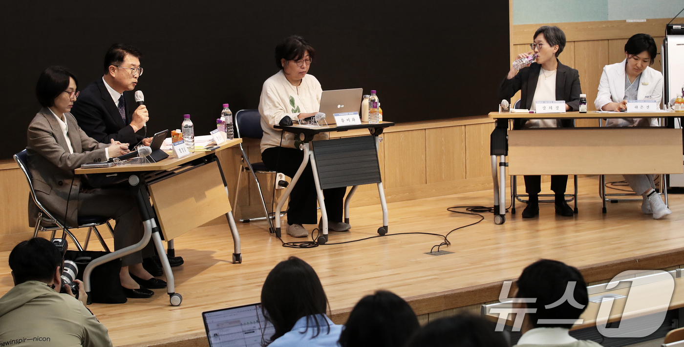 (서울=뉴스1) 오대일 기자 = 10일 서울 종로구 서울대학교 의과대학 융합관에서 열린 서울의대 교수 비대위·보건복지부 주최 ‘의료개혁, 어디로 가는가‘ 토론회에서 장상윤 대통령실 …