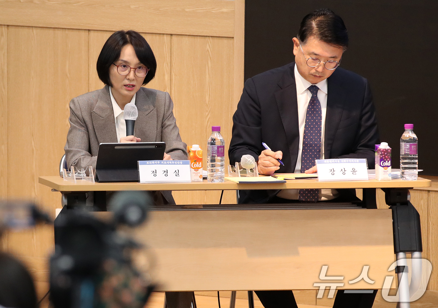 (서울=뉴스1) 오대일 기자 = 10일 서울 종로구 서울대학교 의과대학 융합관에서 열린 서울의대 교수 비대위·보건복지부 주최 ‘의료개혁, 어디로 가는가‘ 토론회에서 정경실 보건복지 …