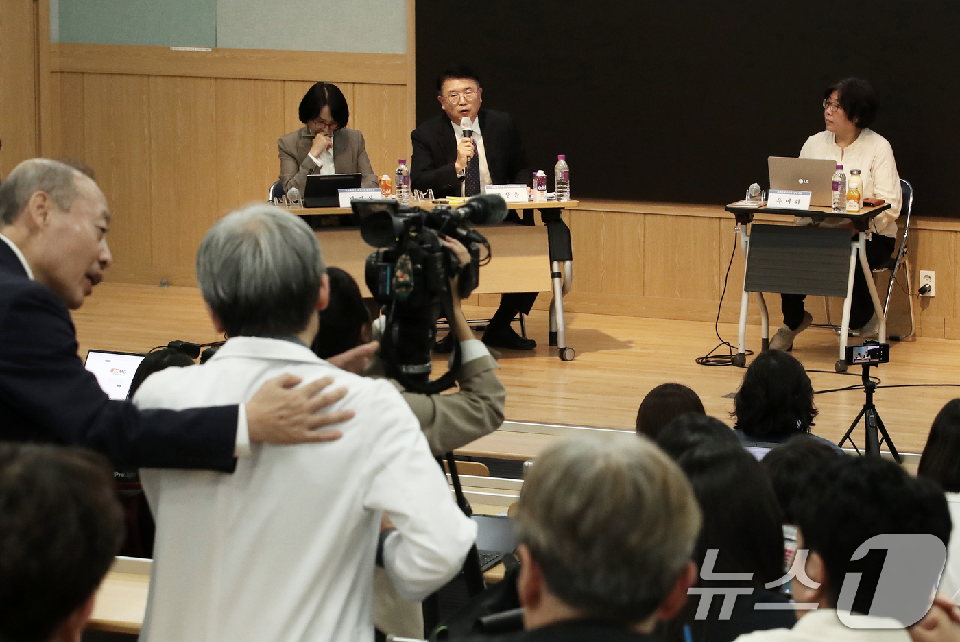 (서울=뉴스1) 오대일 기자 = 10일 서울 종로구 서울대학교 의과대학 융합관에서 열린 서울의대 교수 비대위·보건복지부 주최 ‘의료개혁, 어디로 가는가‘ 토론회에서 한 의료진이 장 …