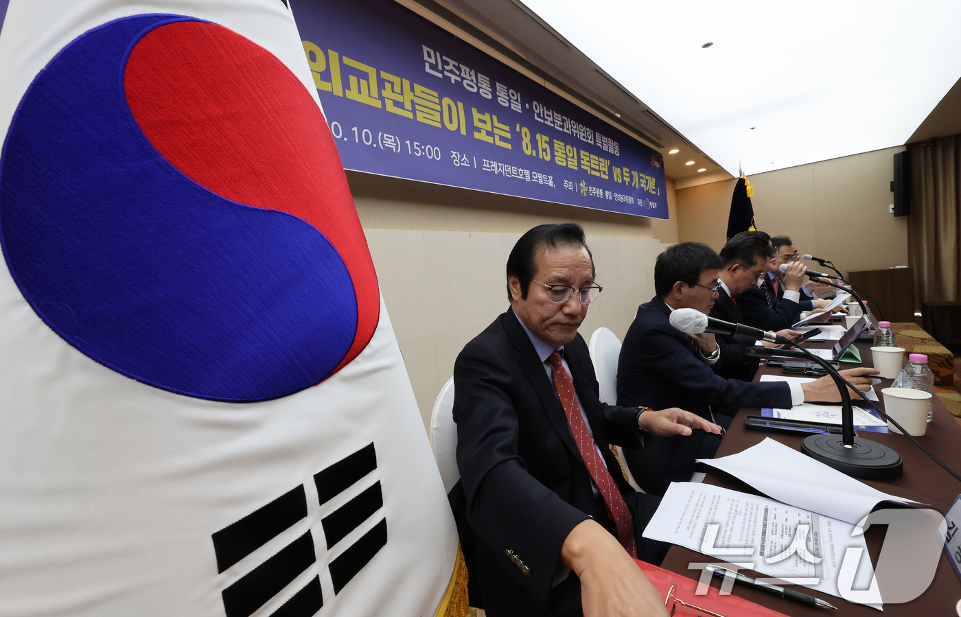 (서울=뉴스1) 이동해 기자 = 고영환 국립통일교육원장을 비롯한 토론 참석자들이 10일 오후 서울 중구 프레지던트호텔에서 민주평화통일자문회의(민주평통) 주최로 탈북 외교관을 초청해 …