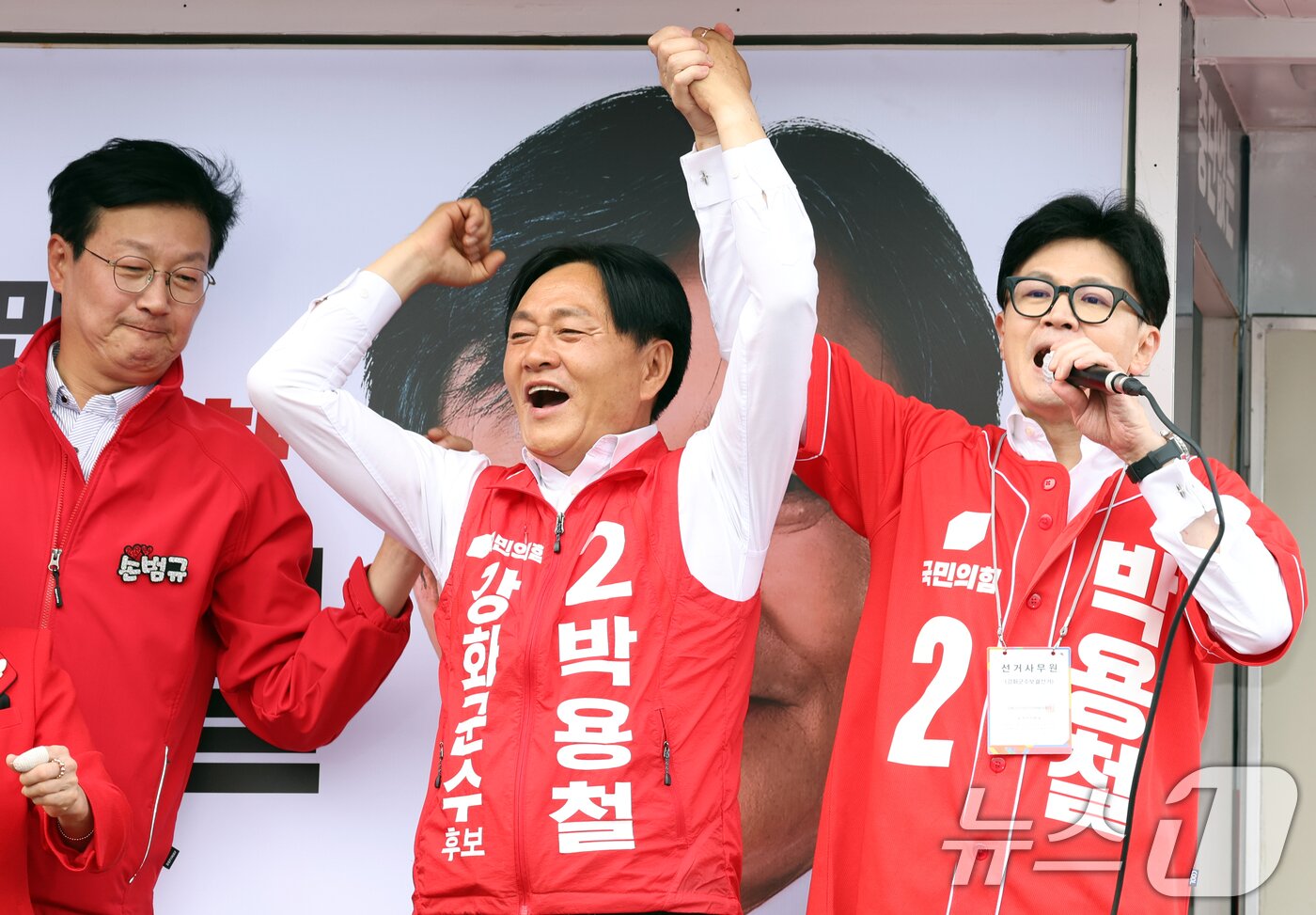 본문 이미지 - 한동훈 국민의힘 당대표가 10일 오후 인천시 강화군 온수리에서 박용철 강화군수 후보 집중유세를 하고 있다. 2024.10.10/뉴스1 ⓒ News1 김명섭 기자