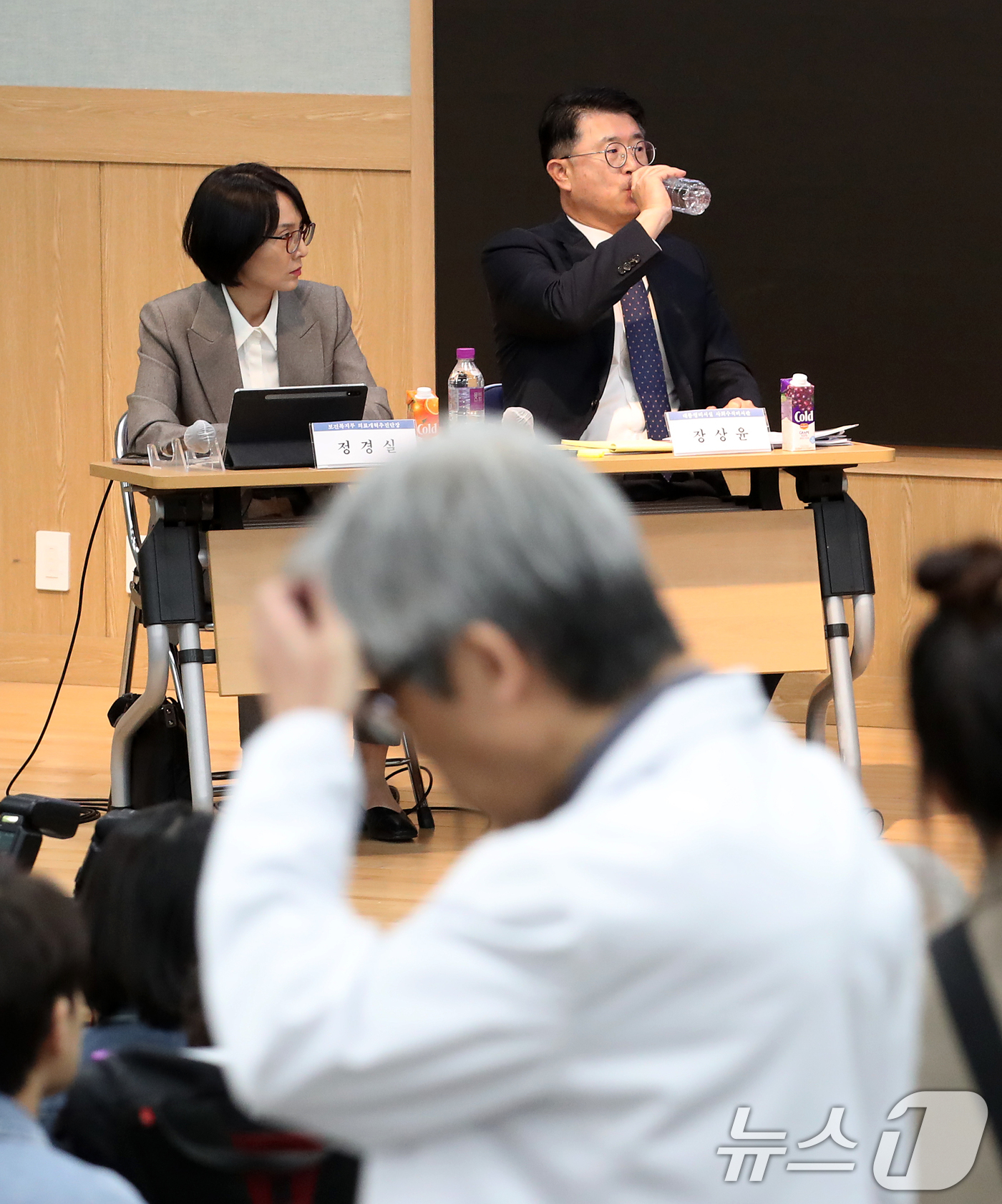 (서울=뉴스1) 오대일 기자 = 10일 서울 종로구 서울대학교 의과대학 융합관에서 열린 서울의대 교수 비대위·보건복지부 주최 ‘의료개혁, 어디로 가는가‘ 토론회에서 장상윤 대통령실 …