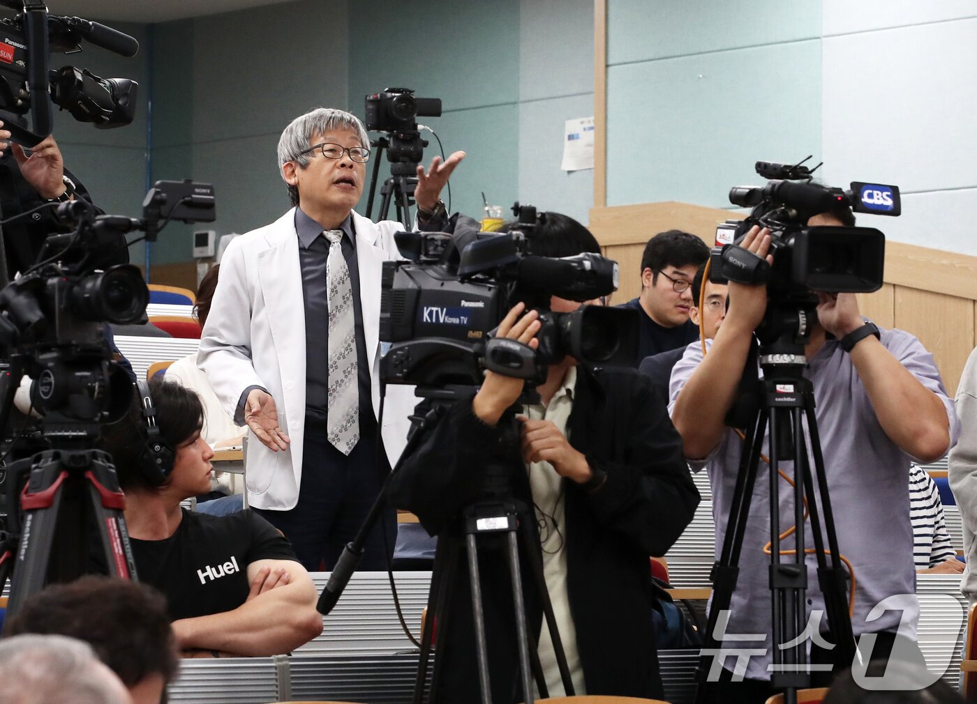 본문 이미지 - 10일 서울 종로구 서울대학교 의과대학 융합관에서 열린 서울의대 교수 비대위·보건복지부 주최 ‘의료개혁, 어디로 가는가‘ 토론회에서 한 의료진이 장상윤 대통령실 사회수석을 비롯한 정부측 패널들에게 항의하고 있다. 2024.10.10/뉴스1 ⓒ News1 오대일 기자