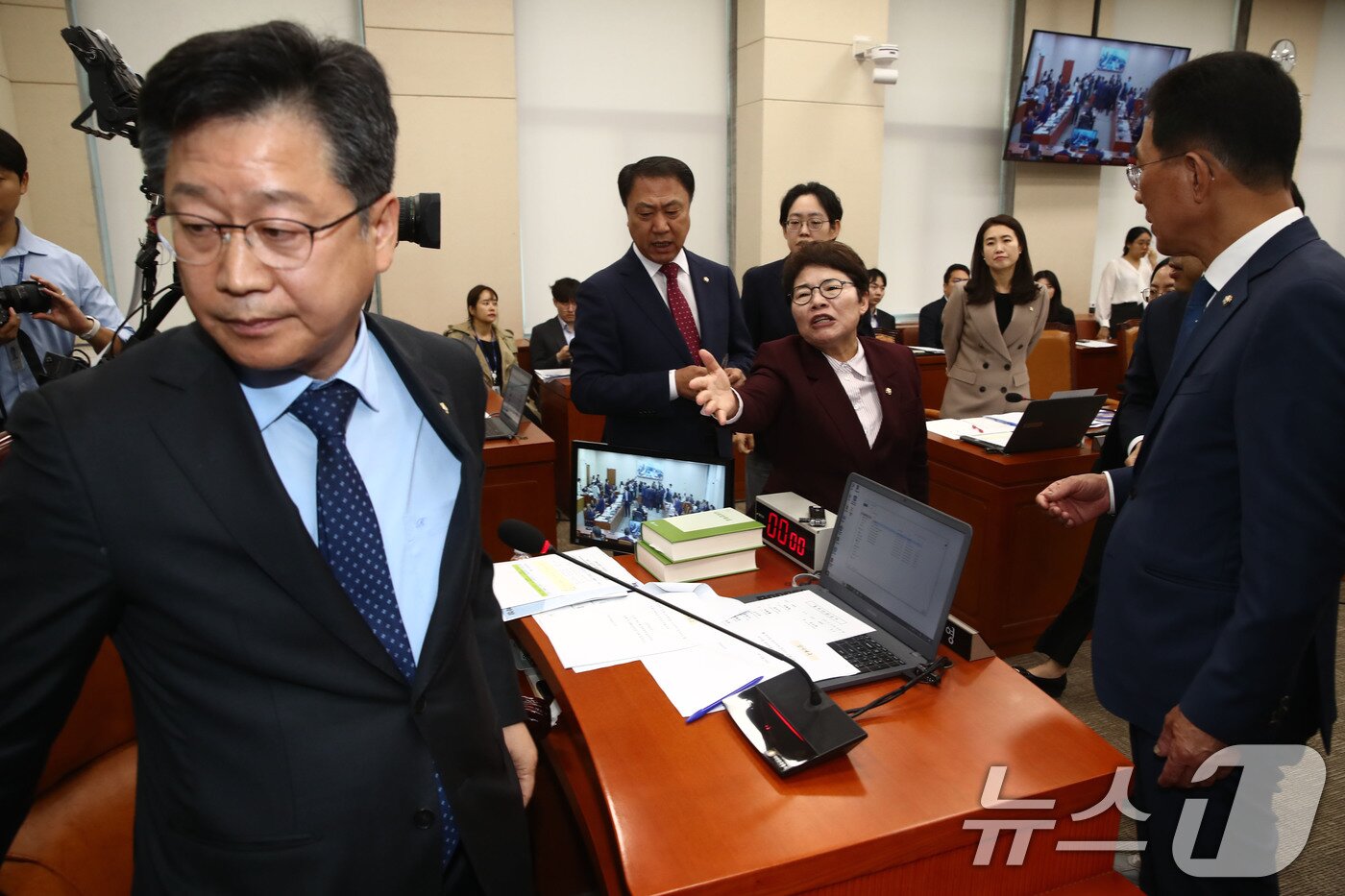 본문 이미지 - 안호영 환경노동위원장이 10일 오후 서울 여의도 국회에서 열린 환경노동위원회의 고용노동부에 대한 국정감사에서 김문수 장관의 '역사관'을 이유로 김 장관의 퇴장을 요청, 이에 임이자 의원 등 여당 의원들이 항의하자 정회를 선언하고 자리에서 일어나고 있다. 2024.10.10/뉴스1 ⓒ News1 이광호 기자