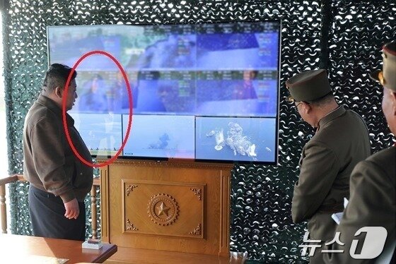 본문 이미지 - &#40;평양 노동신문=뉴스1&#41; = 김정은 북한 노동당 총비서가 600㎜ 초대형방사포 위력시위 사격을 지도한 현장에 딸 주애로 추정되는 인물이 포착됐다. [국내에서만 사용가능. 재배포 금지. DB 금지. For Use Only in the Republic of Korea. Redistribution Prohibited] rodongphoto@news1.kr