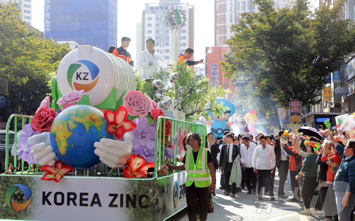 10일 울산 남구 공업탑로터리에서 열린 &#39;2024 울산공업축제&#39; 카퍼레이드에서 김두겸 울산시장이 고려아연 차량에 탑승해 시민들에게 인사하고 있다. 2024.10.10/뉴스1 ⓒ News1 김지혜 기자