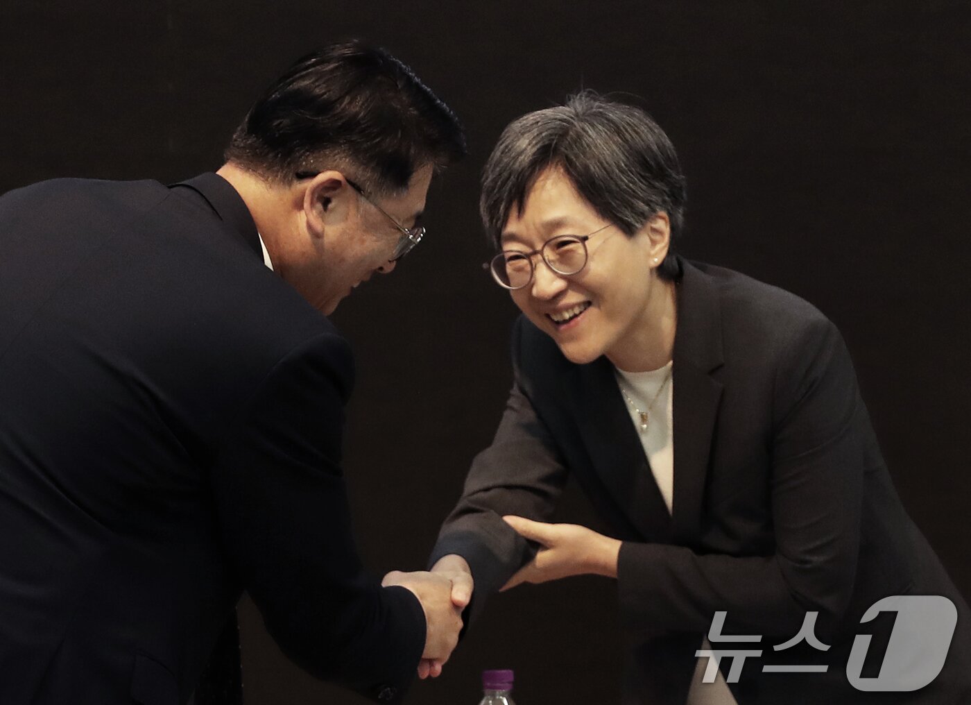 본문 이미지 - 장상윤 대통령실 사회수석이 10일 서울 종로구 서울대학교 의과대학 융합관에서 열린 서울의대 교수 비대위·보건복지부 주최 ‘의료개혁, 어디로 가는가‘ 토론회를 마친 후 강희경 서울의대·병원 교수 비대위원장과 악수하고 있다. 2024.10.10/뉴스1 ⓒ News1 오대일 기자