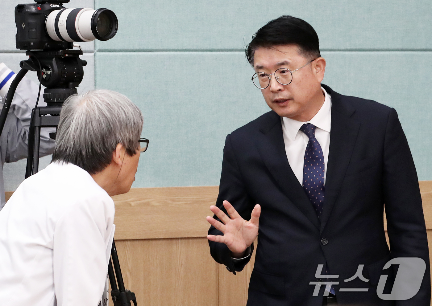 (서울=뉴스1) 오대일 기자 = 장상윤 대통령실 사회수석이 10일 서울 종로구 서울대학교 의과대학 융합관에서 열린 서울의대 교수 비대위·보건복지부 주최 ‘의료개혁, 어디로 가는가‘ …