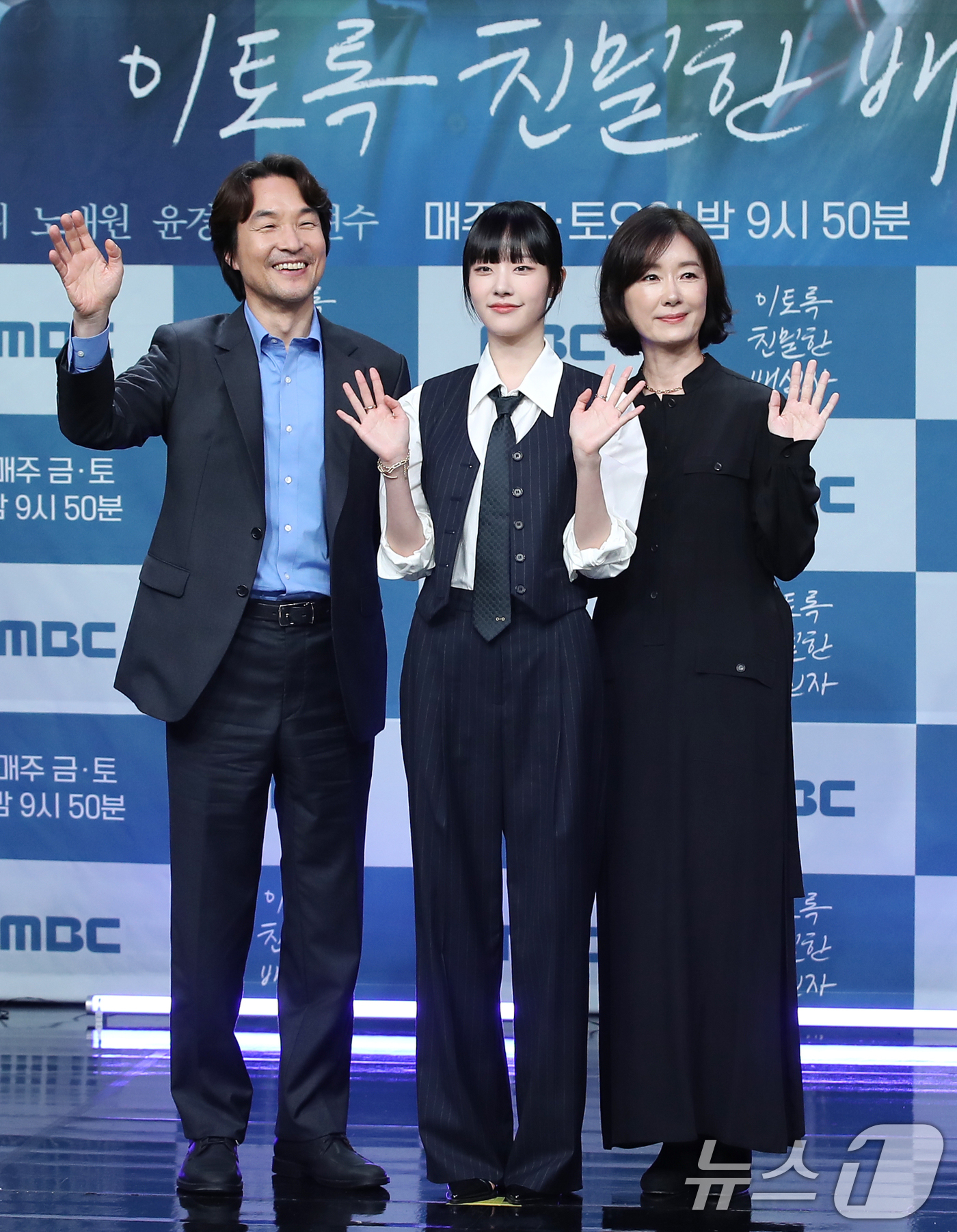 (서울=뉴스1) 권현진 기자 = 배우 한석규(왼쪽부터)와 채원빈, 오연수가 10일 오후 서울 마포구 상암 MBC에서 열린 MBC 금토드라마 '이토록 친밀한 배신자' 제작발표회에 참 …