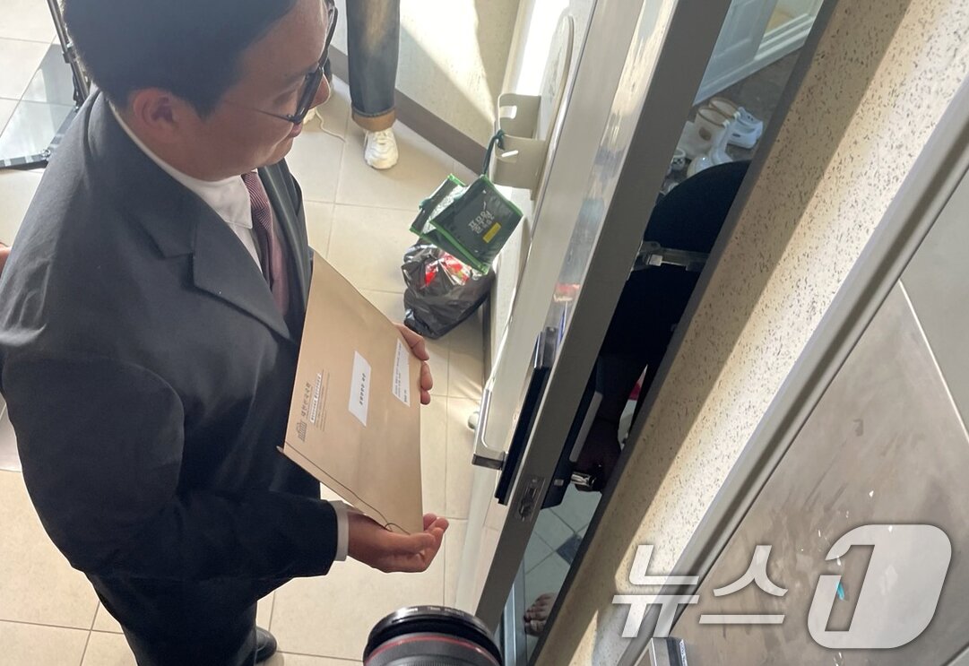 본문 이미지 - 국회 행정안전위원회 입법사무관이 동행명령장을 전달하기 위해 10일 오후 '김건희 여사 공천개입' 의혹 관련자인 명태균씨의 경남 창원시 성산구 자택을 찾아 명씨 가족과 대화하고 있다. 2024.10.10/뉴스1 ⓒ News1 강정태 기자