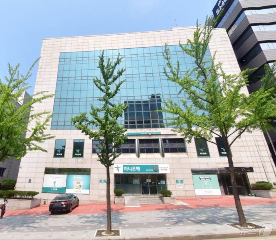 본문 이미지 - 장근석은 2015년 11월 서울 강남구 삼성동의 한 건물을 토지 3.3㎡당 8533만 원, 총 213억 원에 매입했다. 현재 시세는 560억 원으로 추정된다.(네이버 지도 제공)