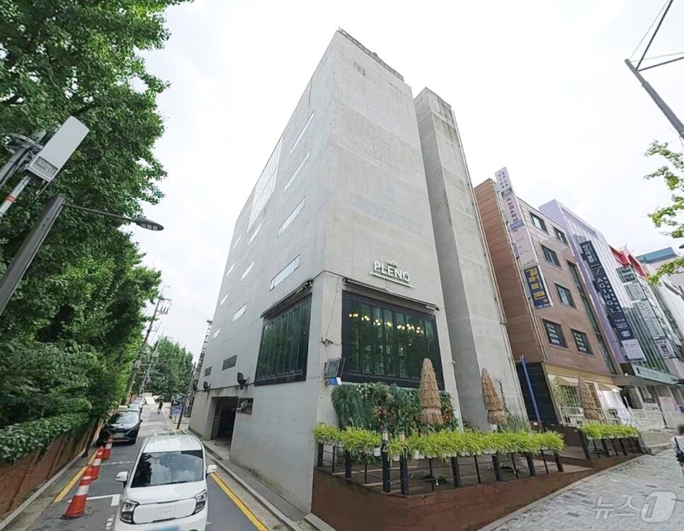 본문 이미지 - 장근석은 2011년 4월에 서울 강남 청담동의 한 건물을 토지 3.3㎡당 7134만 원, 총 85억 원에 계약했다. 현재 시세를 추정해 보면 270억 원이다.(네이버 지도 제공)