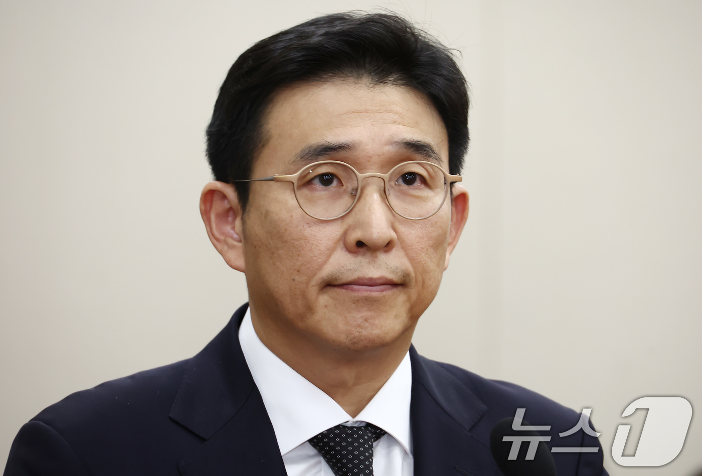 (서울=뉴스1) 김민지 기자 = 홍용준 쿠팡CLS 대표이사가 10일 오후 서울 여의도 국회에서 열린 환경노동위원회의 고용노동부에 대한 국정감사에서 의원 질의를 듣고 있다. 2024 …