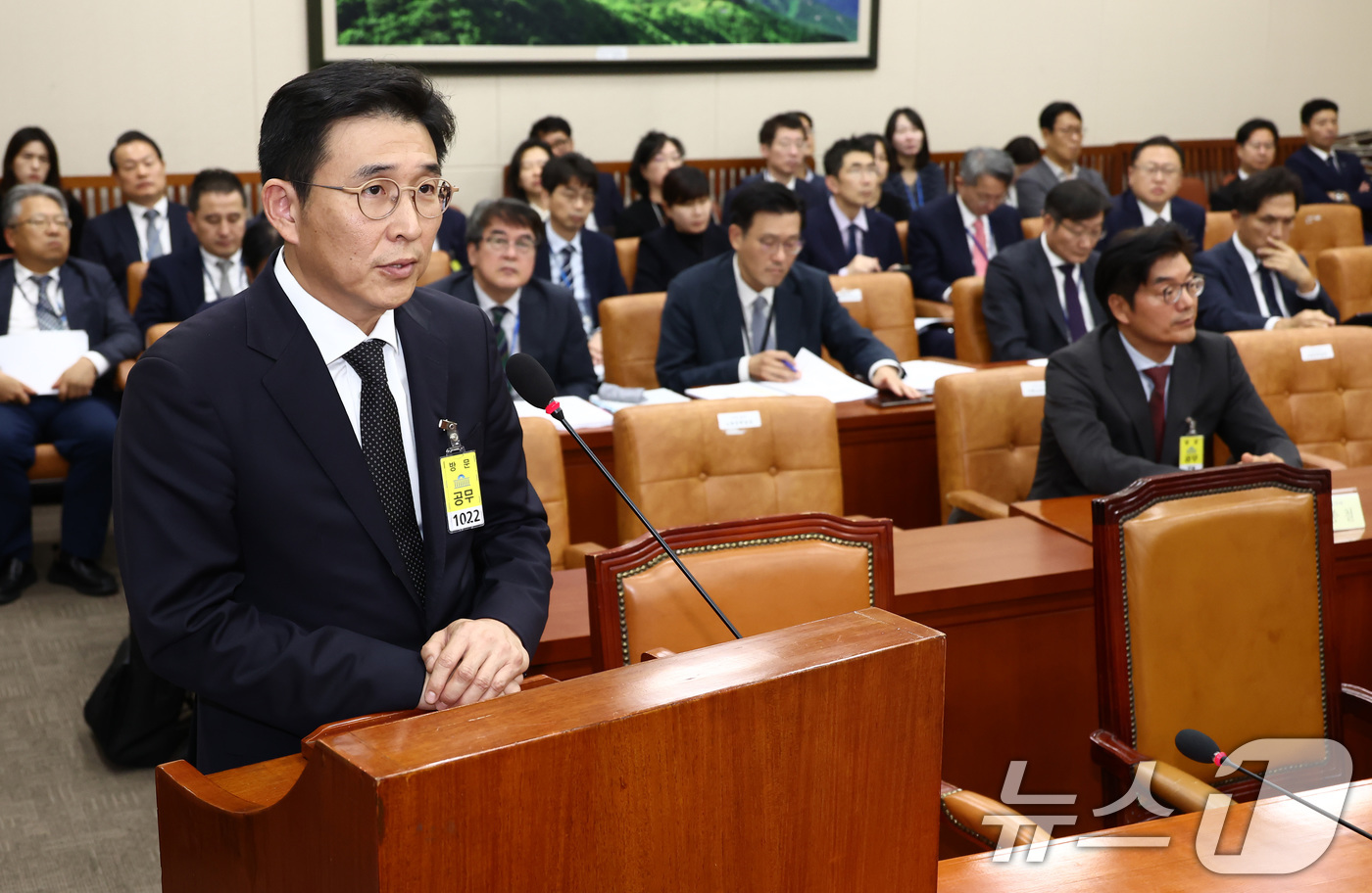 (서울=뉴스1) 김민지 기자 = 홍용준 쿠팡CLS 대표이사가 10일 오후 서울 여의도 국회에서 열린 환경노동위원회의 고용노동부에 대한 국정감사에서 의원 질의에 답변하고 있다. 오른 …