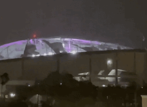 본문 이미지 - 9일(현지시간) 오후 강력한 허리케인 '밀턴'이 미국 플로리다주에 상륙해 야구장 트로피카나 필드의 지붕 천막을 갈기갈기 찢었다. /X(옛 트위터)@rawsalerts 