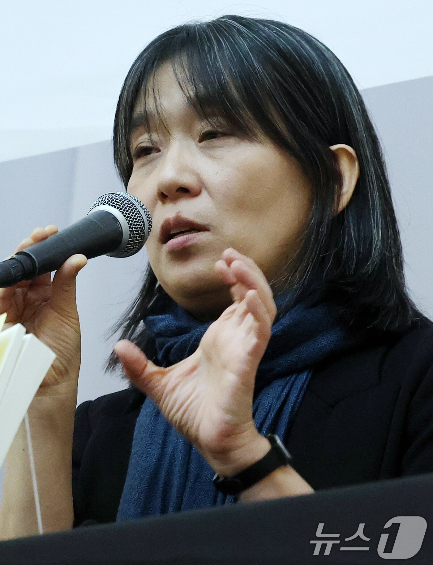 본문 이미지 - 스웨덴 한림원은 10일&#40;현지시간&#41; 한국인 소설가 한강을 노벨 문학상 수상자로 선정했다. 사진은 작년 11월14일 열린 한강 작가 장편소설 ‘작별하지 않는다’ 프랑스 메디치 외국문학상 수상 기념 기자간담회 모습. &#40;뉴스1DB&#41;2024.10.10/뉴스1