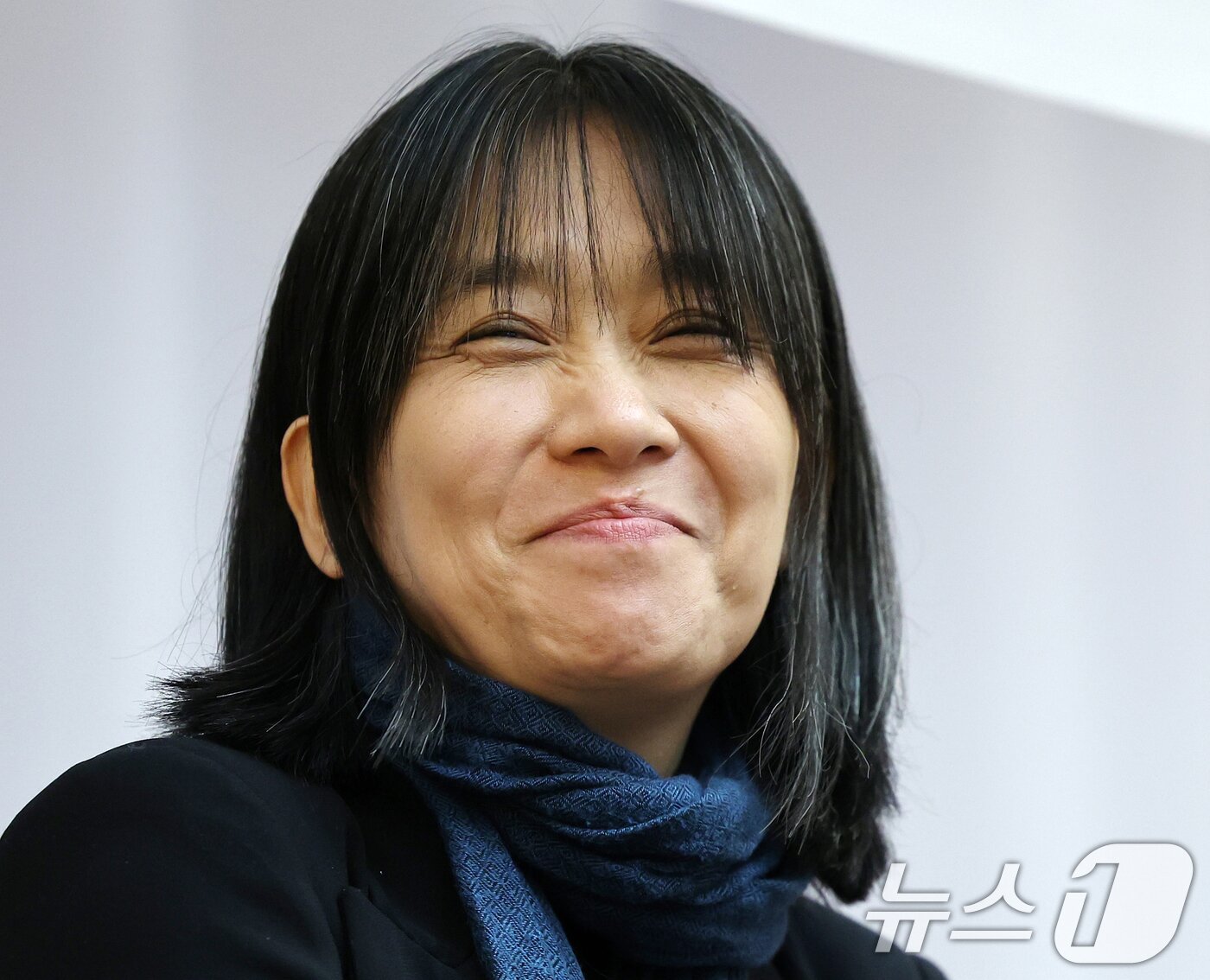 본문 이미지 - 스웨덴 한림원은 10일(현지시간) 한국인 소설가 한강을 노벨 문학상 수상자로 선정했다. 한국 작가 가운데 노벨 문학상 수상은 한강이 처음이다. 사진은 작년 11월14일 열린 한강 작가 장편소설 ‘작별하지 않는다’ 프랑스 메디치 외국문학상 수상 기념 기자간담회 모습. (뉴스1DB)2024.10.10/뉴스1