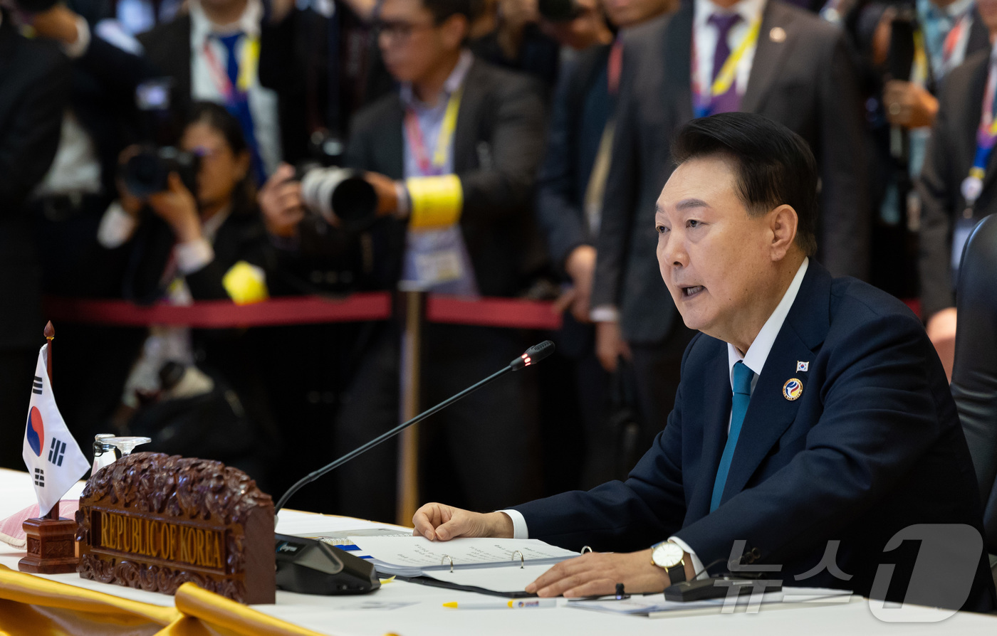 (서울=뉴스1) 송원영 기자 = 윤석열 대통령이 10일(현지시간) 라오스 비엔티안 국립컨벤션센터에서 열린 한·아세안 정상회의에서 발언하고 있다. (대통령실 제공) 2024.10.1 …