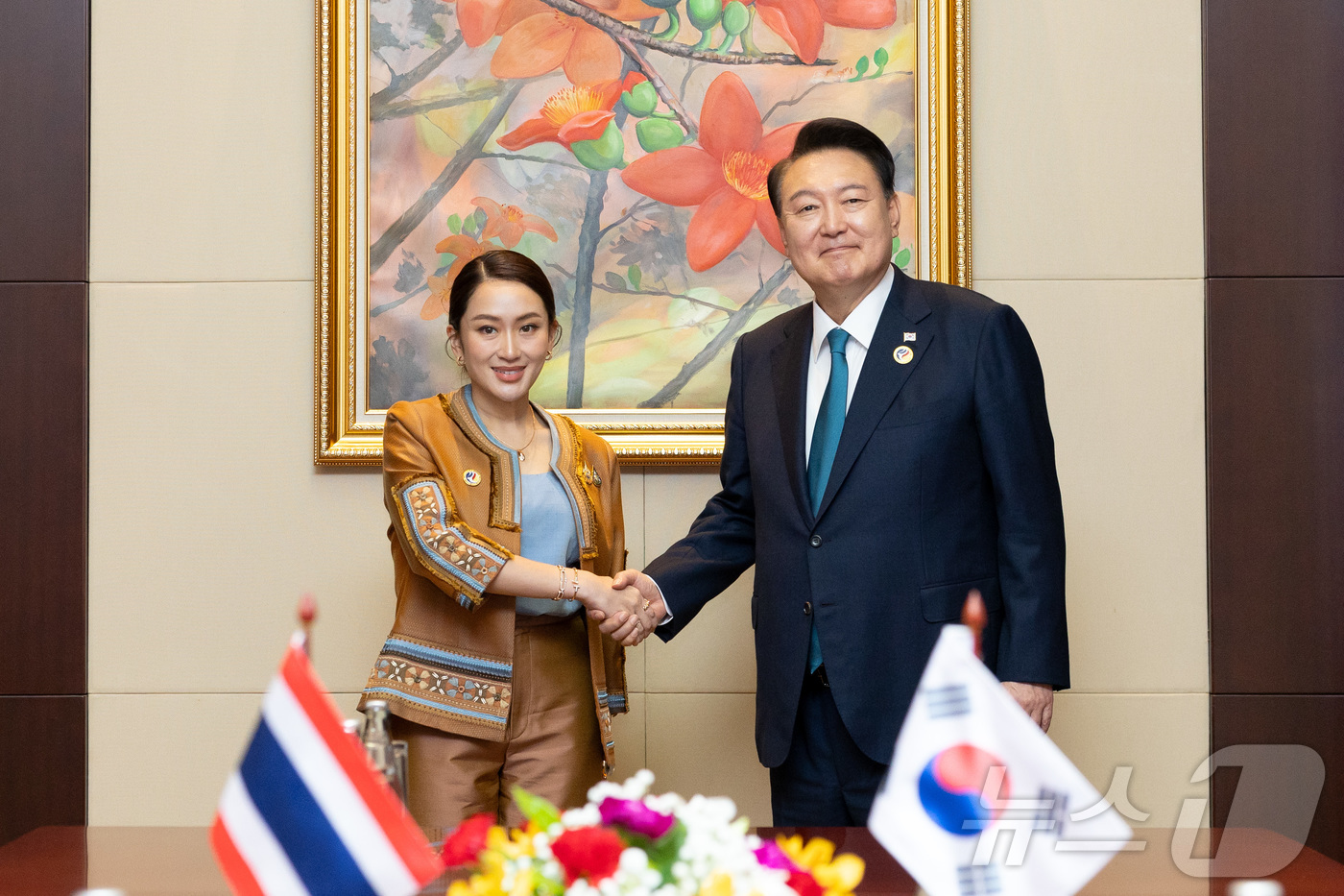 (서울=뉴스1) 송원영 기자 = 윤석열 대통령이 10일(현지시간) 라오스 비엔티안 국립컨벤션센터에서 열린 한·태국 정상회담에서 패통탄 친나왓 태국 총리와 악수하며 기념촬영을 하고 …