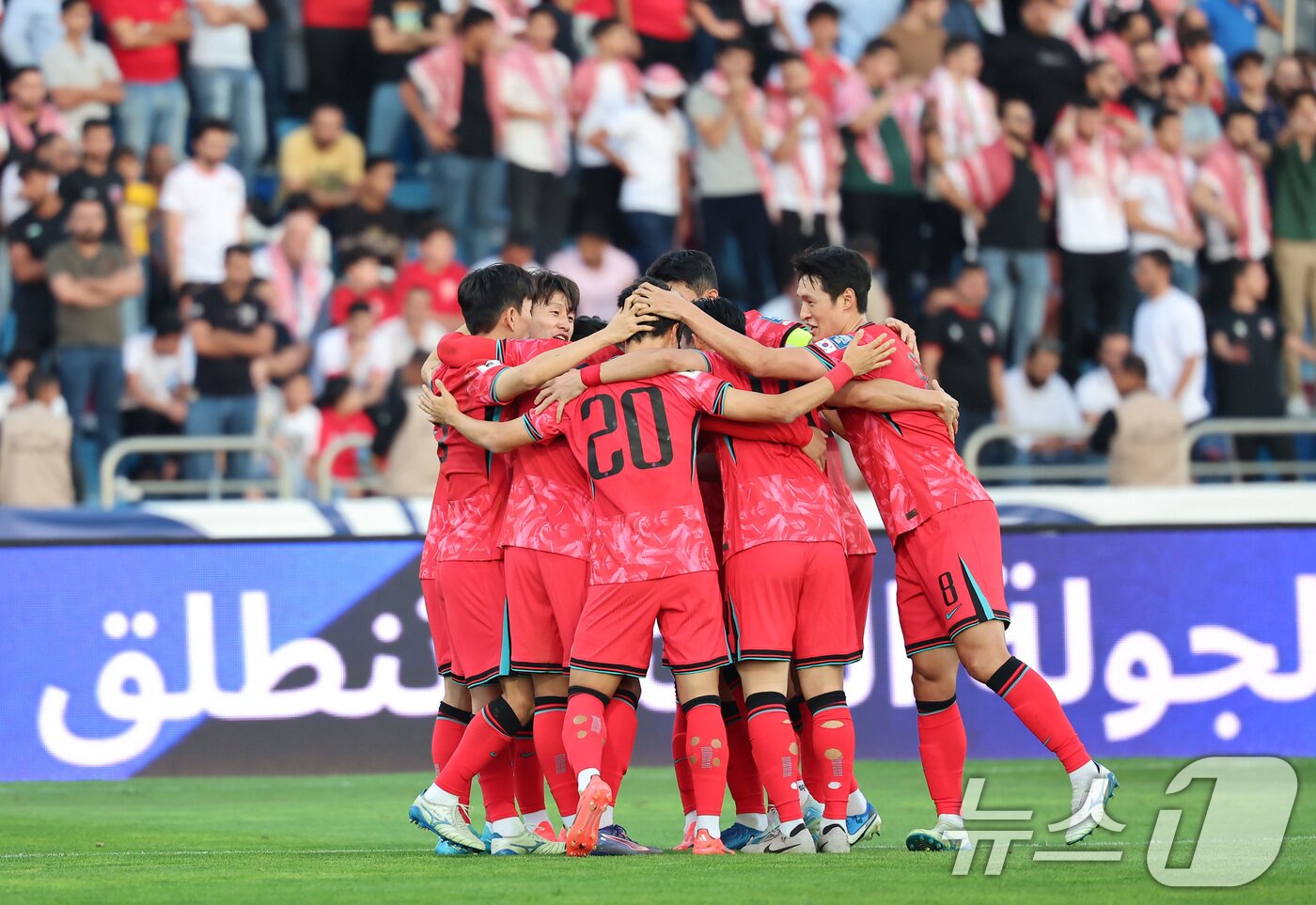 본문 이미지 - 10일&#40;현지시간&#41; 요르단 암만 국제경기장에서 열린 2026 국제축구연맹&#40;FIFA&#41; 북중미 월드컵 아시아 3차 예선 B조 3차전 대한민국과 요르단의 경기, 대한민국 이재성이 선제골을 넣은 후 동료 선수들과 기뻐하고 있다. 2024.10.10/뉴스1 ⓒ News1 김도우 기자
