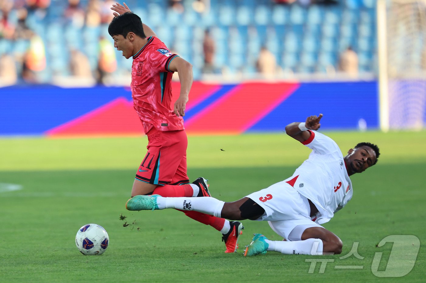 10일&#40;현지시간&#41; 요르단 암만 국제경기장에서 열린 2026 국제축구연맹&#40;FIFA&#41; 북중미 월드컵 아시아 3차 예선 B조 3차전 대한민국과 요르단의 경기, 대한민국 황희찬이 요르단 나시브의 태클에 걸려 넘어지고 있다. 2024.10.11/뉴스1 ⓒ News1 김도우 기자