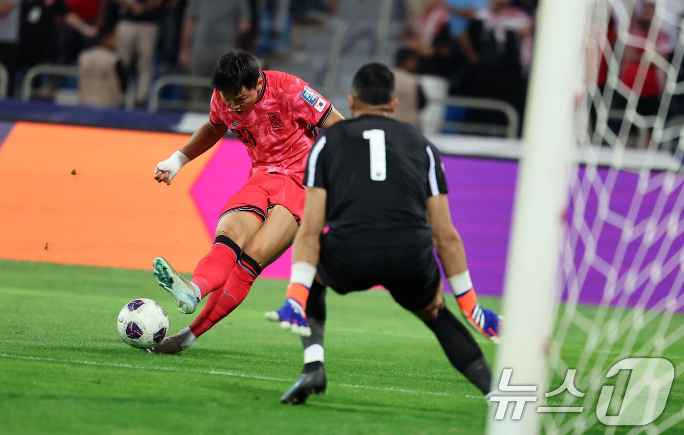본문 이미지 - 10일&#40;현지시간&#41; 요르단 암만 국제경기장에서 열린 2026 국제축구연맹&#40;FIFA&#41; 북중미 월드컵 아시아 3차 예선 B조 3차전 대한민국과 요르단의 경기, 대한민국 오현규가 슈팅을 때리고 있다. 2024.10.11/뉴스1 ⓒ News1 김도우 기자