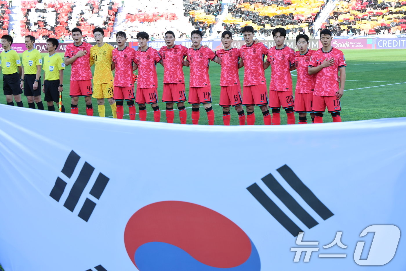 본문 이미지 - 10일&#40;현지시간&#41; 요르단 암만 국제경기장에서 열린 2026 국제축구연맹&#40;FIFA&#41; 북중미 월드컵 아시아 3차 예선 B조 3차전 대한민국과 요르단의 경기에서 대한민국 선수들이 국기에 대한 경례를 하고 있다. 2024.10.11/뉴스1 ⓒ News1 김도우 기자