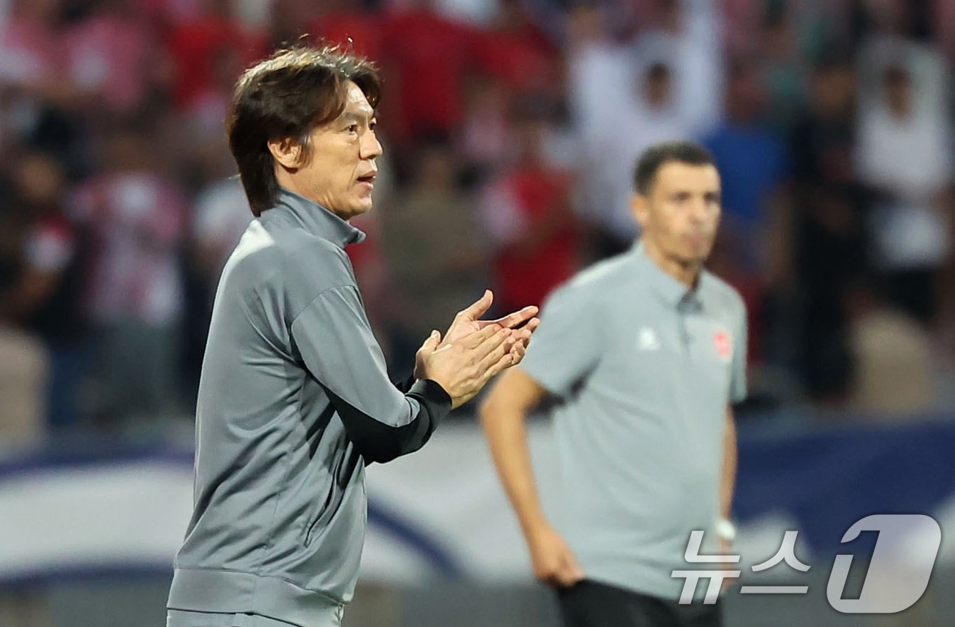 본문 이미지 - 10일&#40;현지시간&#41; 요르단 암만 국제경기장에서 열린 2026 국제축구연맹&#40;FIFA&#41; 북중미 월드컵 아시아 3차 예선 B조 3차전 대한민국과 요르단의 경기, 대한민국 홍명보 감독이 작전지시를 하고 있다. 2024.10.11/뉴스1 ⓒ News1 김도우 기자