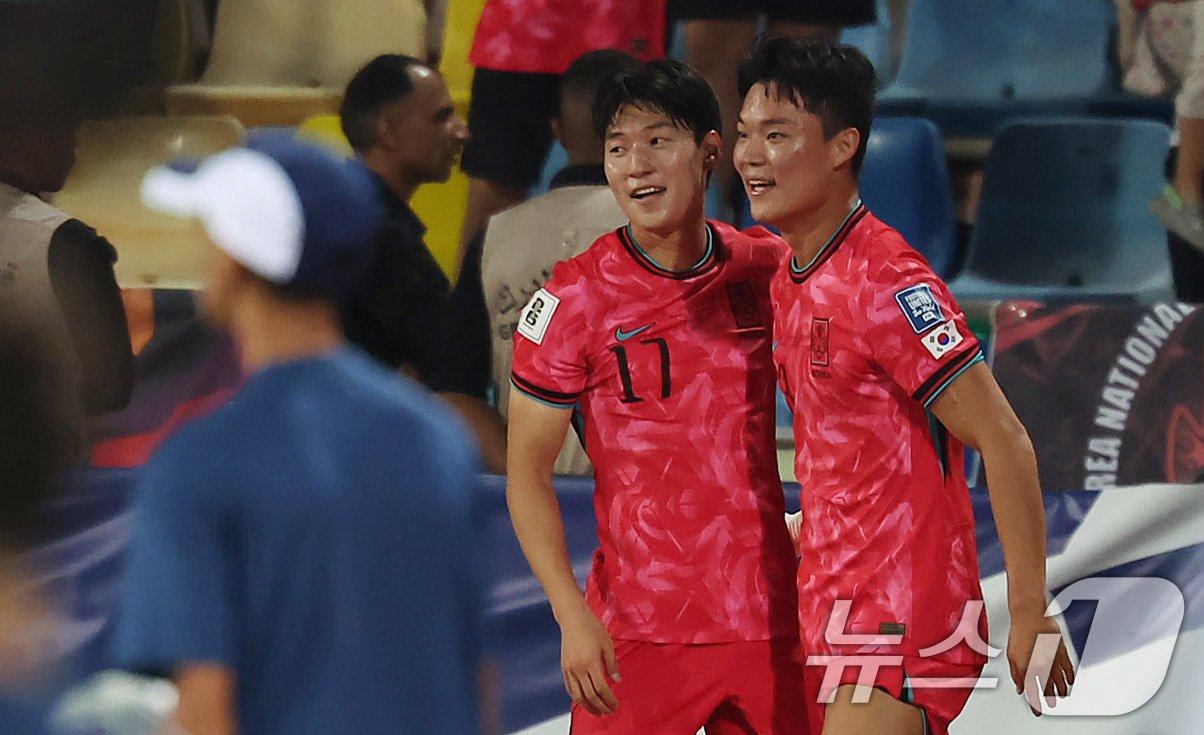 본문 이미지 - 10일(현지시간) 요르단 암만 국제경기장에서 열린 2026 국제축구연맹(FIFA) 북중미 월드컵 아시아 3차 예선 B조 3차전 대한민국과 요르단의 경기, 대한민국 오현규가 추가골을 넣은 후 배준호와 기뻐하고 있다. 2024.10.11/뉴스1 ⓒ News1 김도우 기자