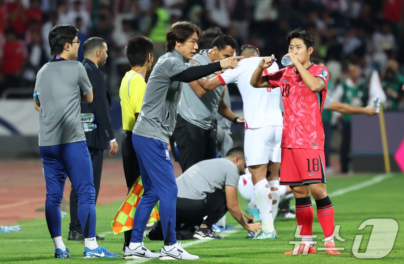 본문 이미지 - 10일&#40;현지시간&#41; 요르단 암만 국제경기장에서 열린 2026 국제축구연맹&#40;FIFA&#41; 북중미 월드컵 아시아 3차 예선 B조 3차전 대한민국과 요르단의 경기, 대한민국 홍명보 감독이 이강인에게 작전 지시를 하고 있다. 2024.10.11/뉴스1 ⓒ News1 김도우 기자