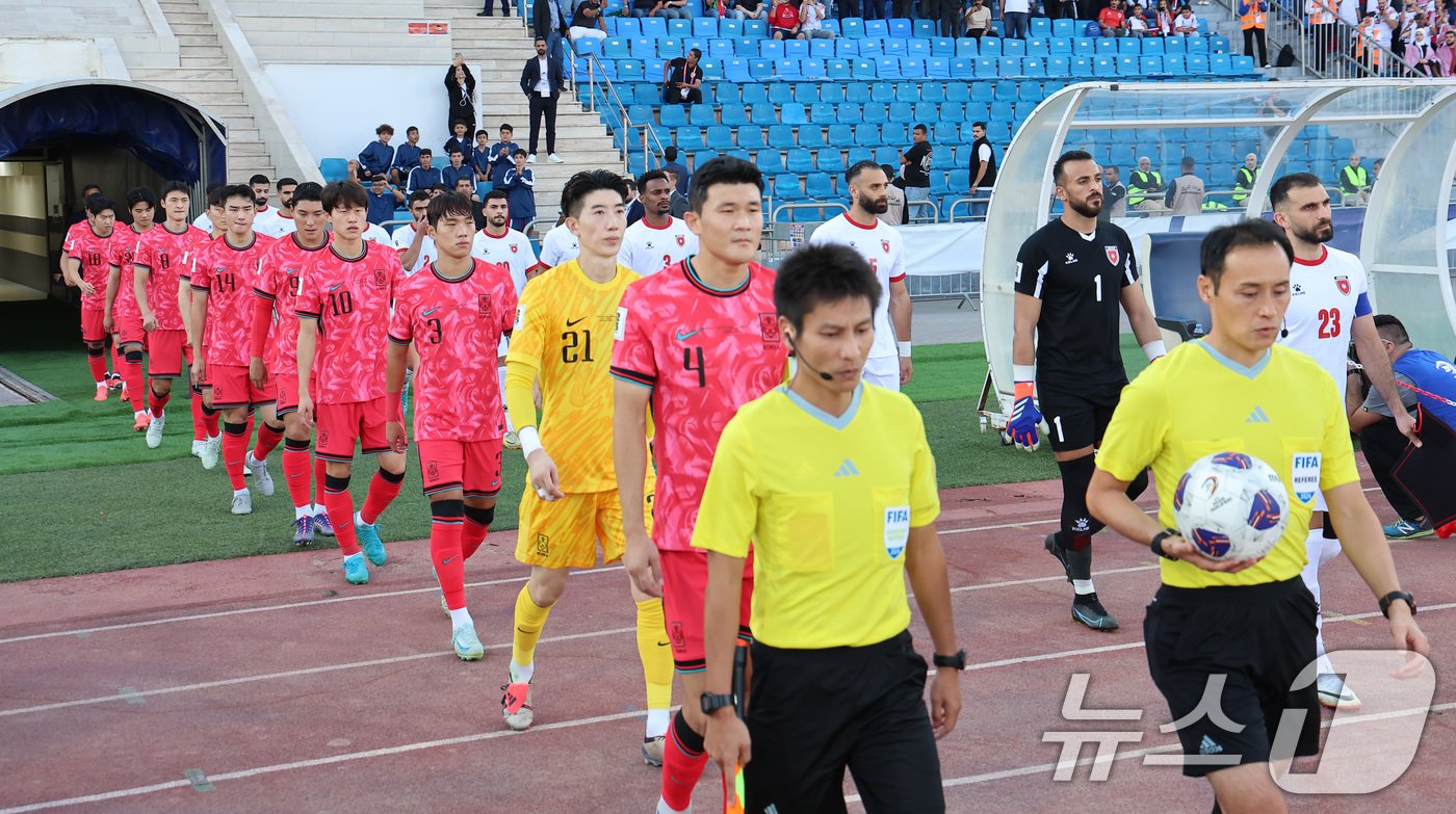 10일&#40;현지시간&#41; 요르단 암만 국제경기장에서 열린 2026 국제축구연맹&#40;FIFA&#41; 북중미 월드컵 아시아 3차 예선 B조 3차전 대한민국과 요르단의 경기, 대한민국 선수단이 그라운드에 입장하고 있다. 2024.10.11/뉴스1 ⓒ News1 김도우 기자