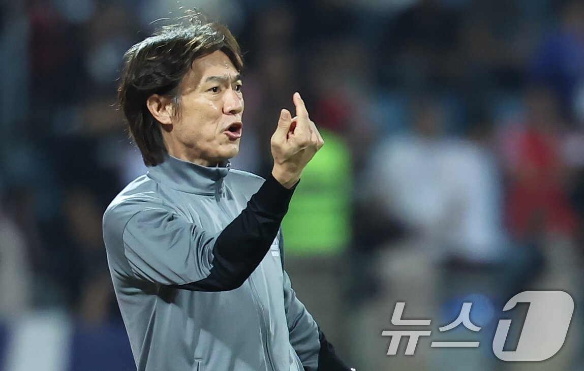 본문 이미지 - 10일&#40;현지시간&#41; 요르단 암만 국제경기장에서 열린 2026 국제축구연맹&#40;FIFA&#41; 북중미 월드컵 아시아 3차 예선 B조 3차전 대한민국과 요르단의 경기, 대한민국 홍명보 감독이 작전 지시를 하고 있다. 2024.10.11/뉴스1 ⓒ News1 김도우 기자
