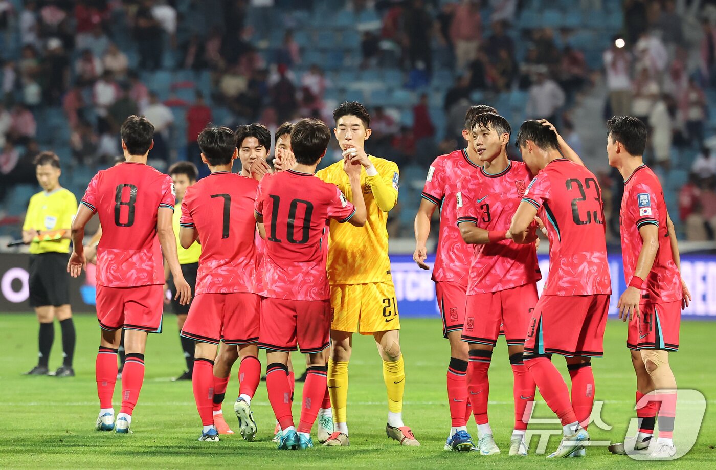 본문 이미지 - 10일&#40;현지시간&#41; 요르단 암만 국제경기장에서 열린 2026 국제축구연맹&#40;FIFA&#41; 북중미 월드컵 아시아 3차 예선 B조 3차전 대한민국과 요르단의 경기에서 2-0으로 승리를 거둔 대한민국 선수들이 하이파이브를 하고 있다. 2024.10.11/뉴스1 ⓒ News1 김도우 기자