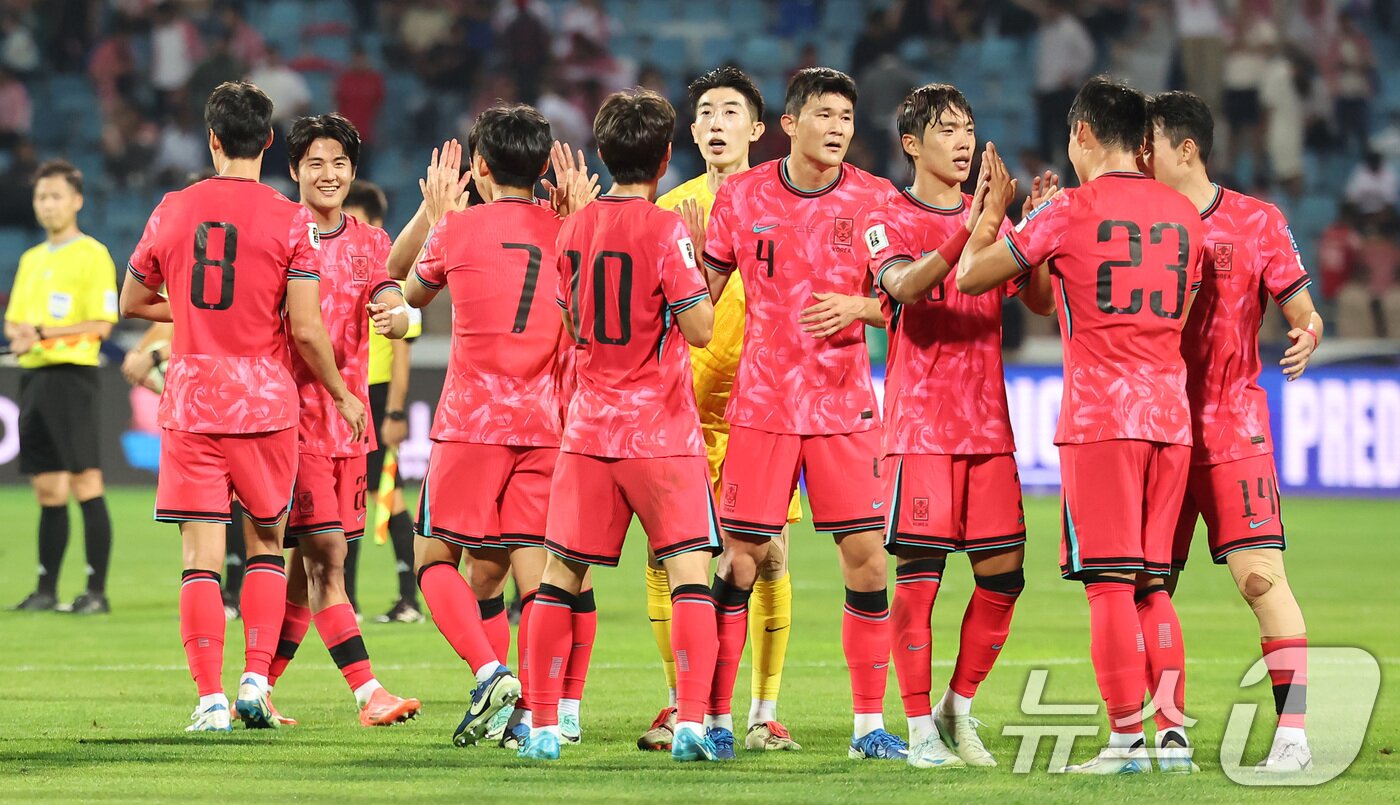 본문 이미지 - 10일&#40;현지시간&#41; 요르단 암만 국제경기장에서 열린 2026 국제축구연맹&#40;FIFA&#41; 북중미 월드컵 아시아 3차 예선 B조 3차전 대한민국과 요르단의 경기에서 2-0으로 승리를 거둔 대한민국 선수들이 하이파이브를 하고 있다. 2024.10.11/뉴스1 ⓒ News1 김도우 기자