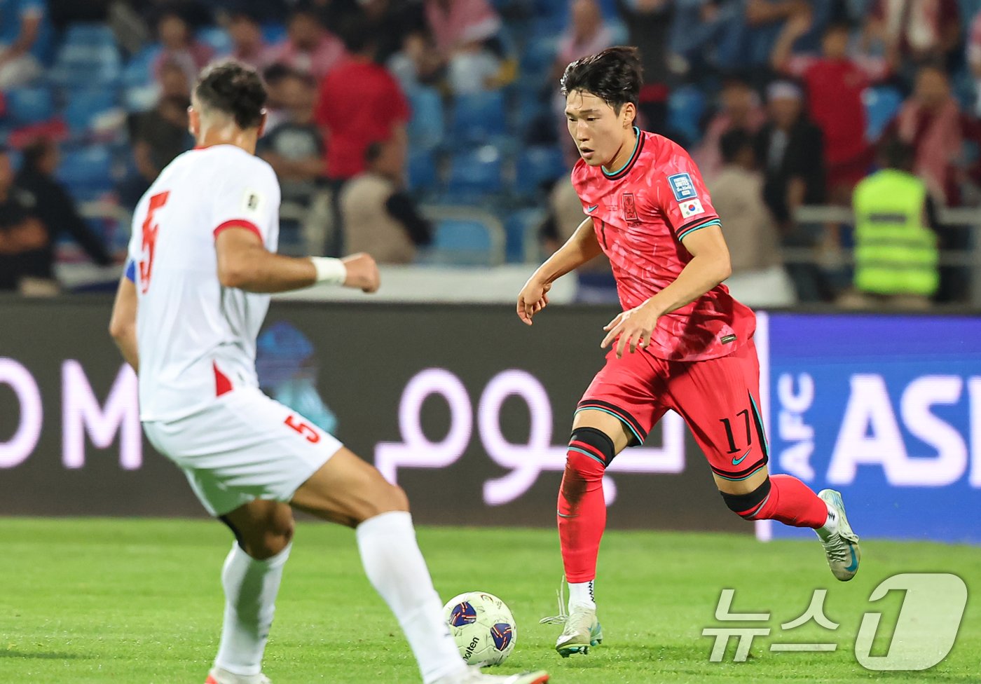 본문 이미지 - 10일(현지시간) 요르단 암만 국제경기장에서 열린 2026 국제축구연맹(FIFA) 북중미 월드컵 아시아 3차 예선 B조 3차전 대한민국과 요르단의 경기, 대한민국 배준호가 공격을 시도하고 있다. 2024.10.10/뉴스1 ⓒ News1 김도우 기자
